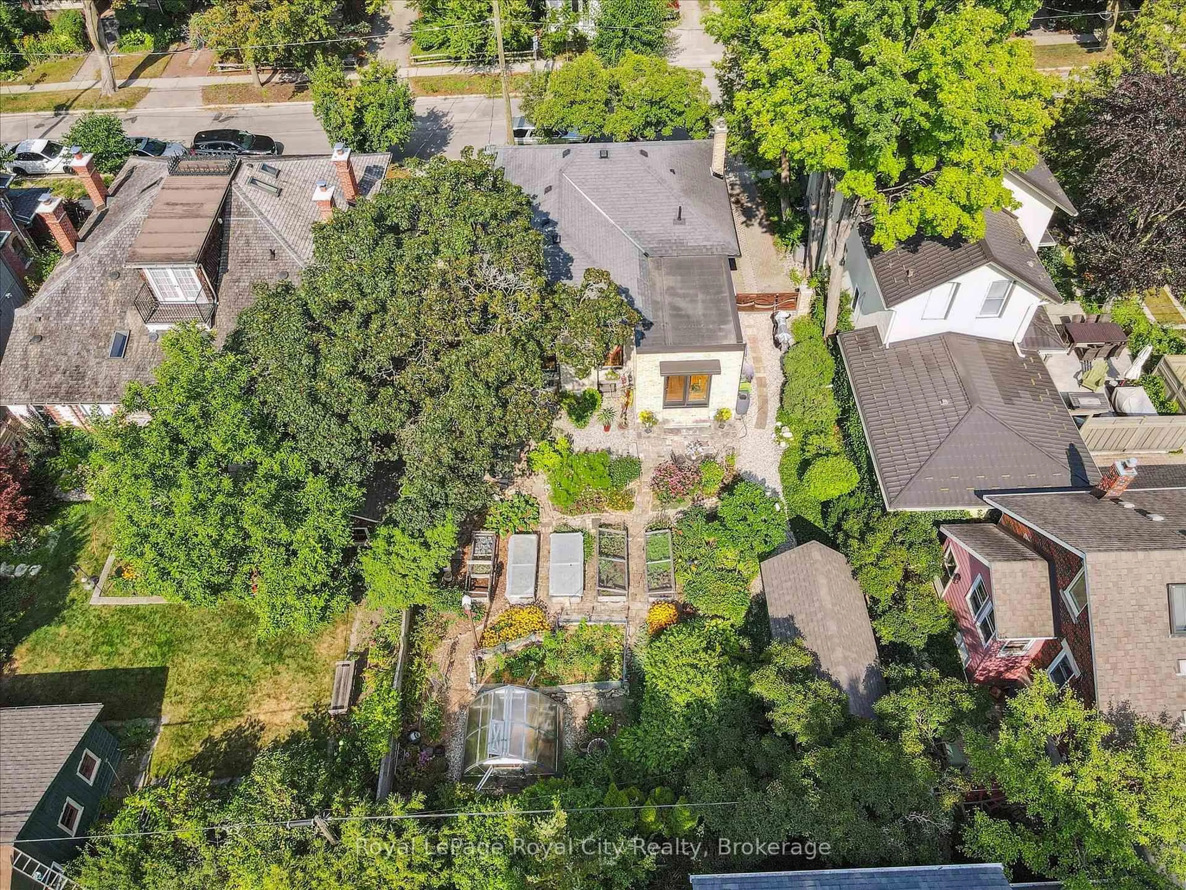 A pic from outside/outdoor area/front of a property/back of a property/a pic from drone, street for 192 Glasgow St, Guelph Ontario N1H 4X2