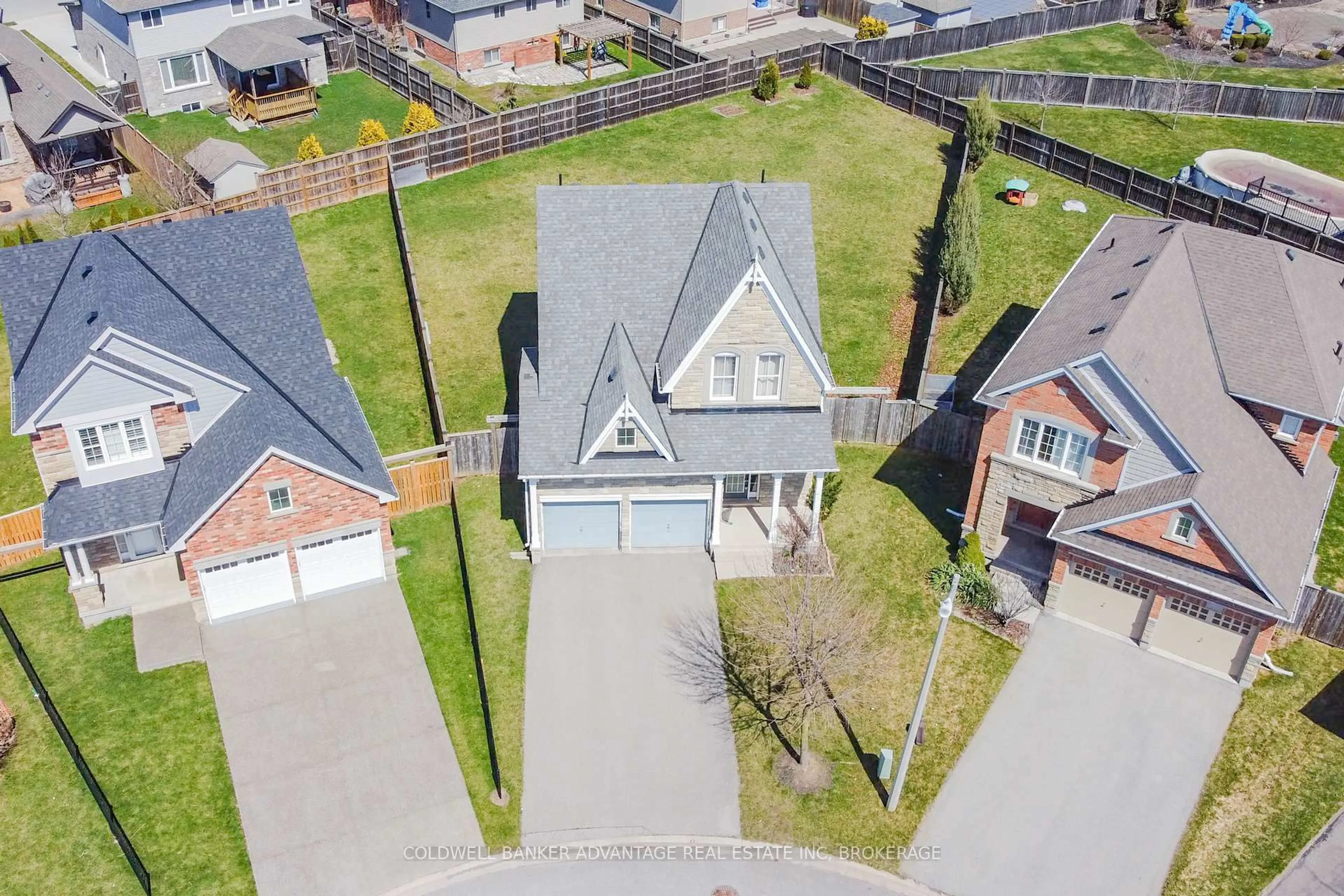 A pic from outside/outdoor area/front of a property/back of a property/a pic from drone, street for 6366 Dilalla Cres, Niagara Falls Ontario L2H 0C9