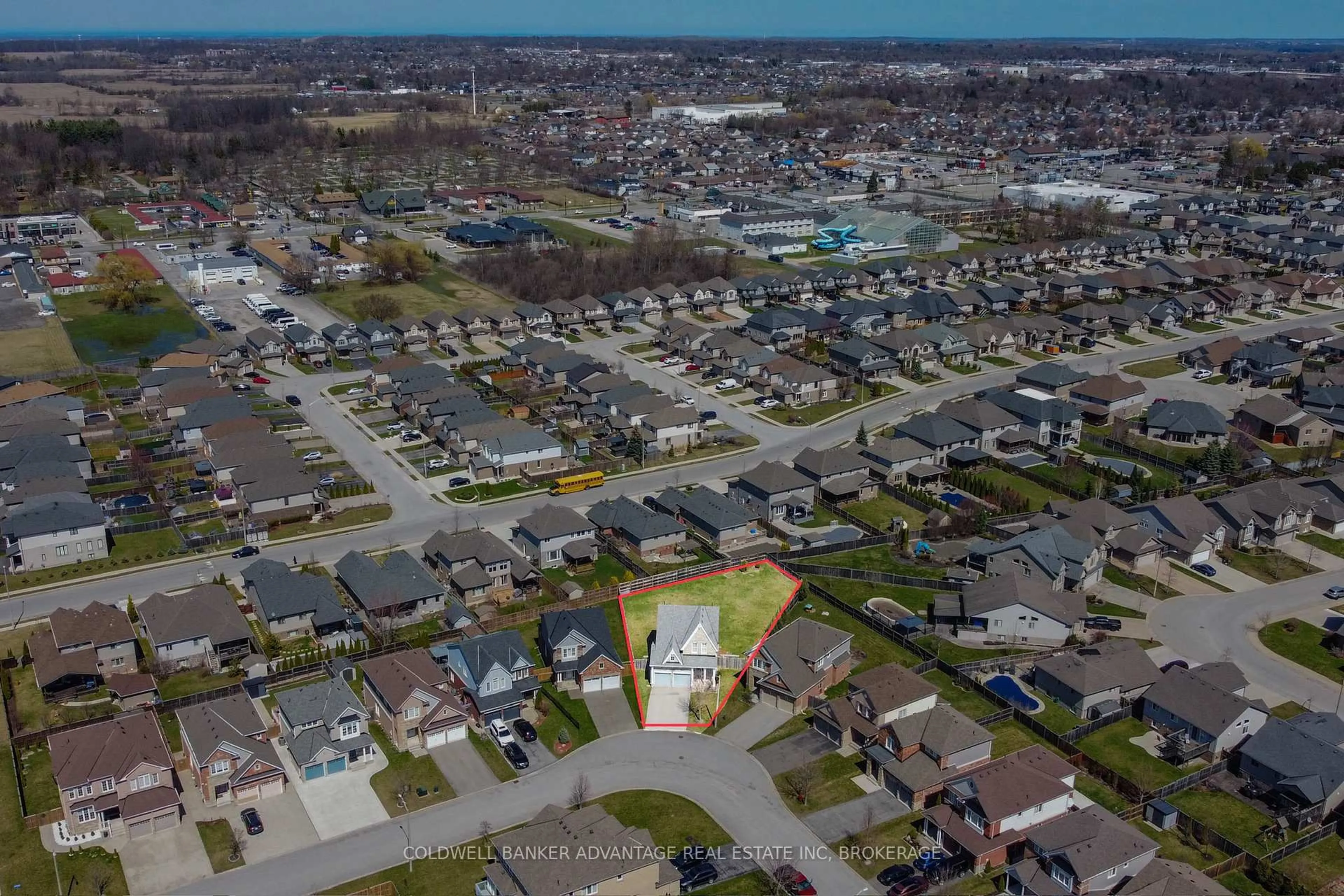 A pic from outside/outdoor area/front of a property/back of a property/a pic from drone, street for 6366 Dilalla Cres, Niagara Falls Ontario L2H 0C9