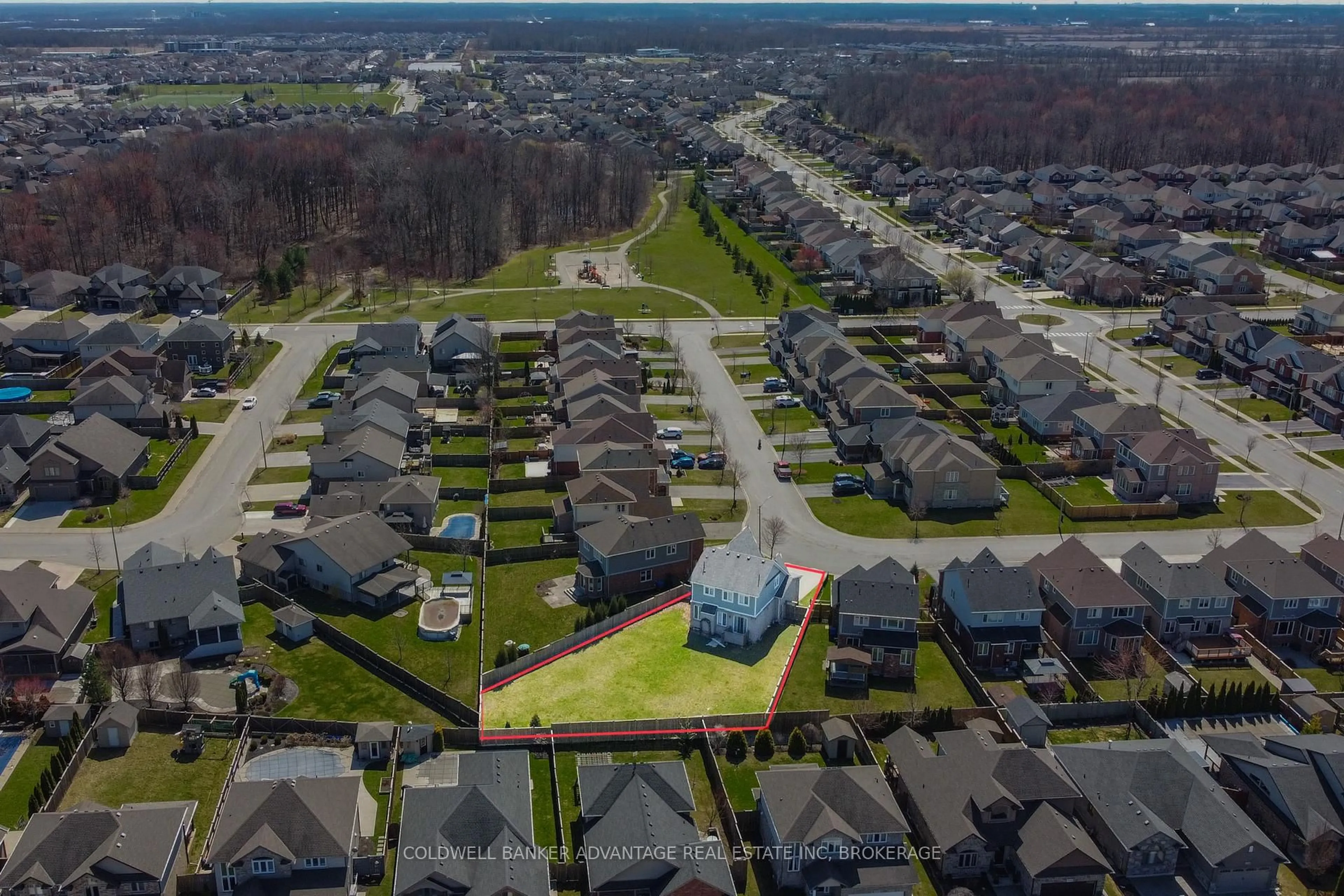 A pic from outside/outdoor area/front of a property/back of a property/a pic from drone, street for 6366 Dilalla Cres, Niagara Falls Ontario L2H 0C9