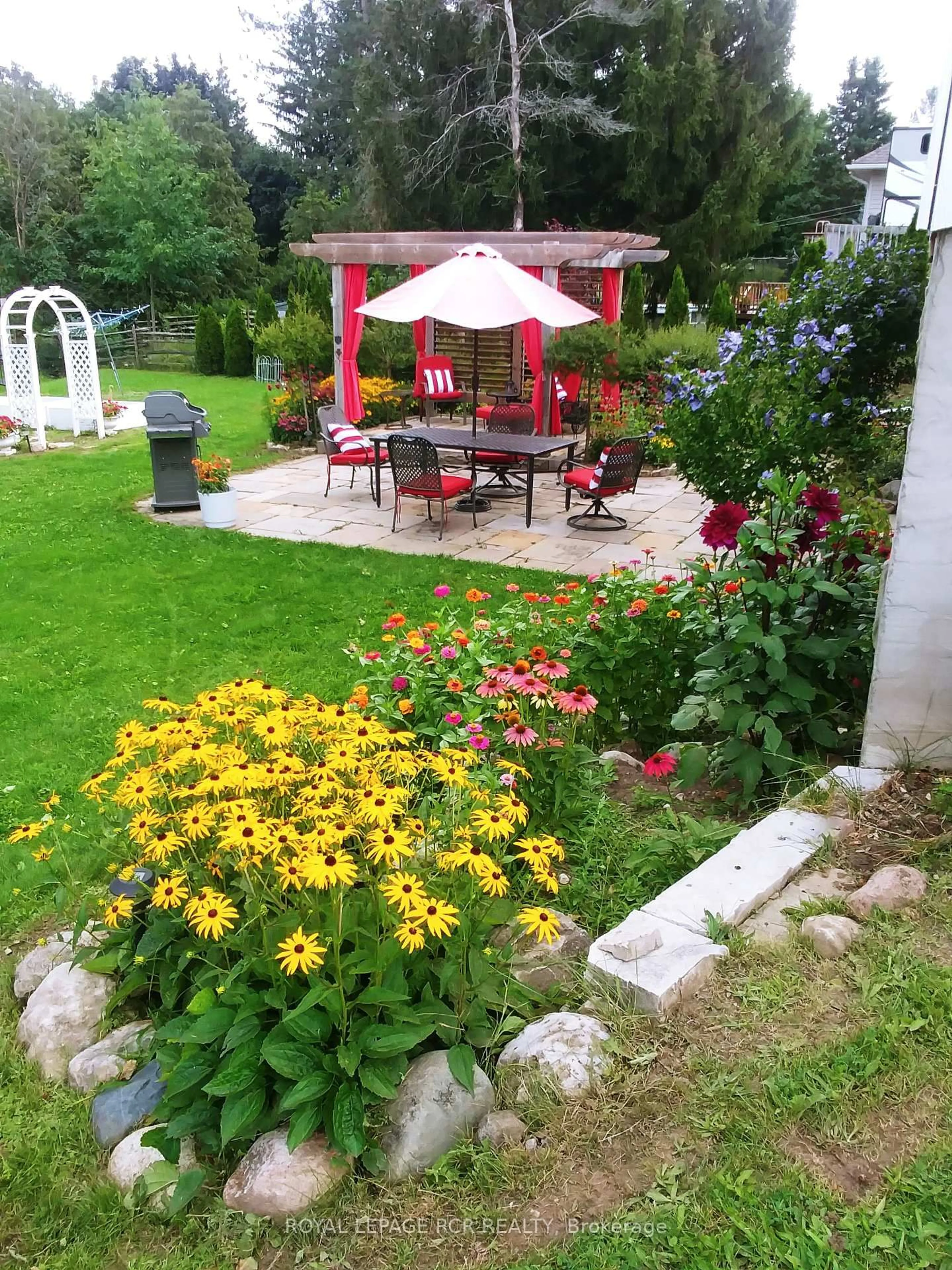 Patio, street for 16 Barbour Dr, Erin Ontario N0B 1Z0