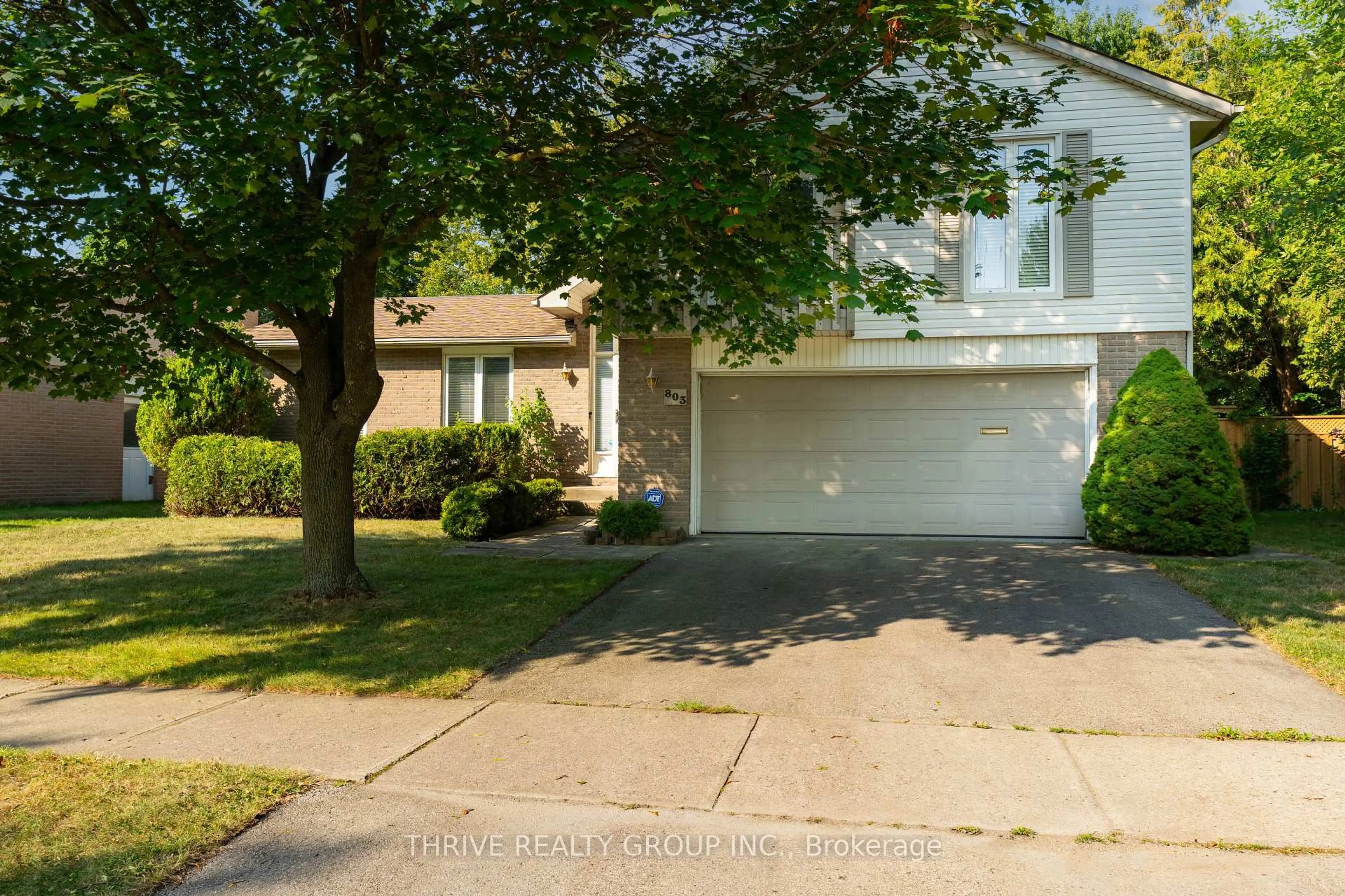 Home with vinyl exterior material, street for 803 Farnham Rd, London South Ontario N6K 1R6