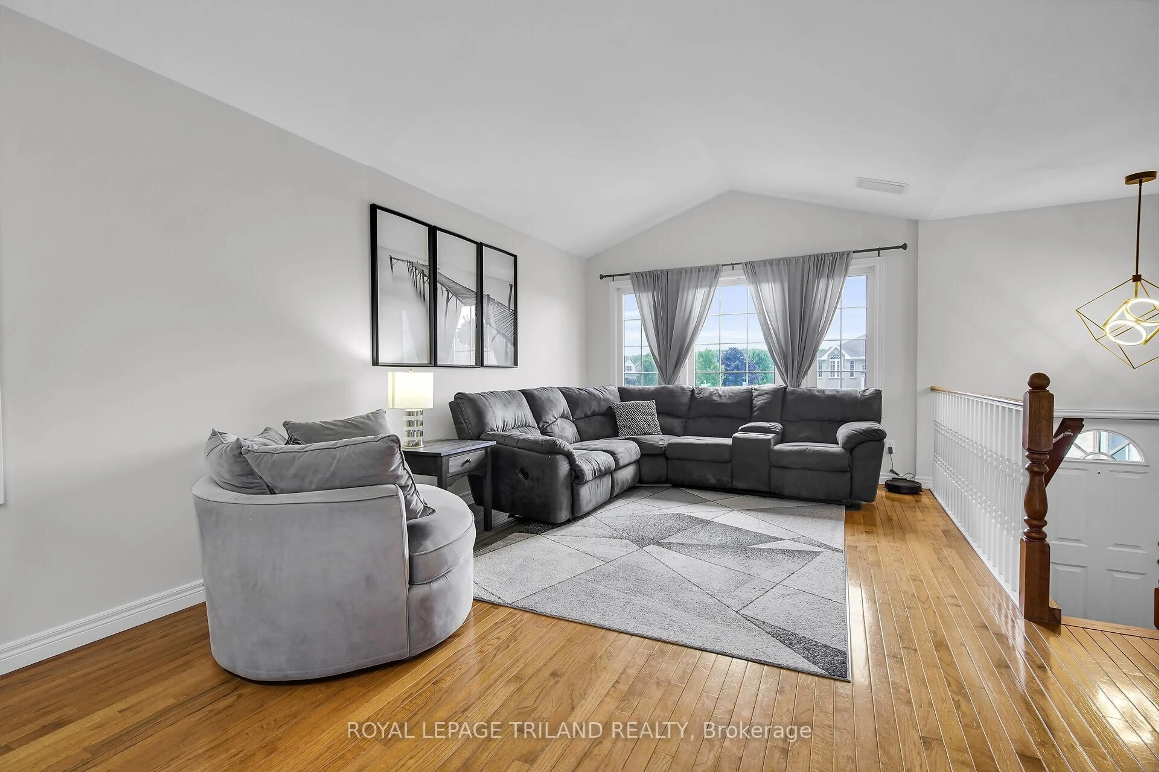 Living room with furniture, unknown for 67 Deborah Dr, Strathroy-Caradoc Ontario N7G 4C8