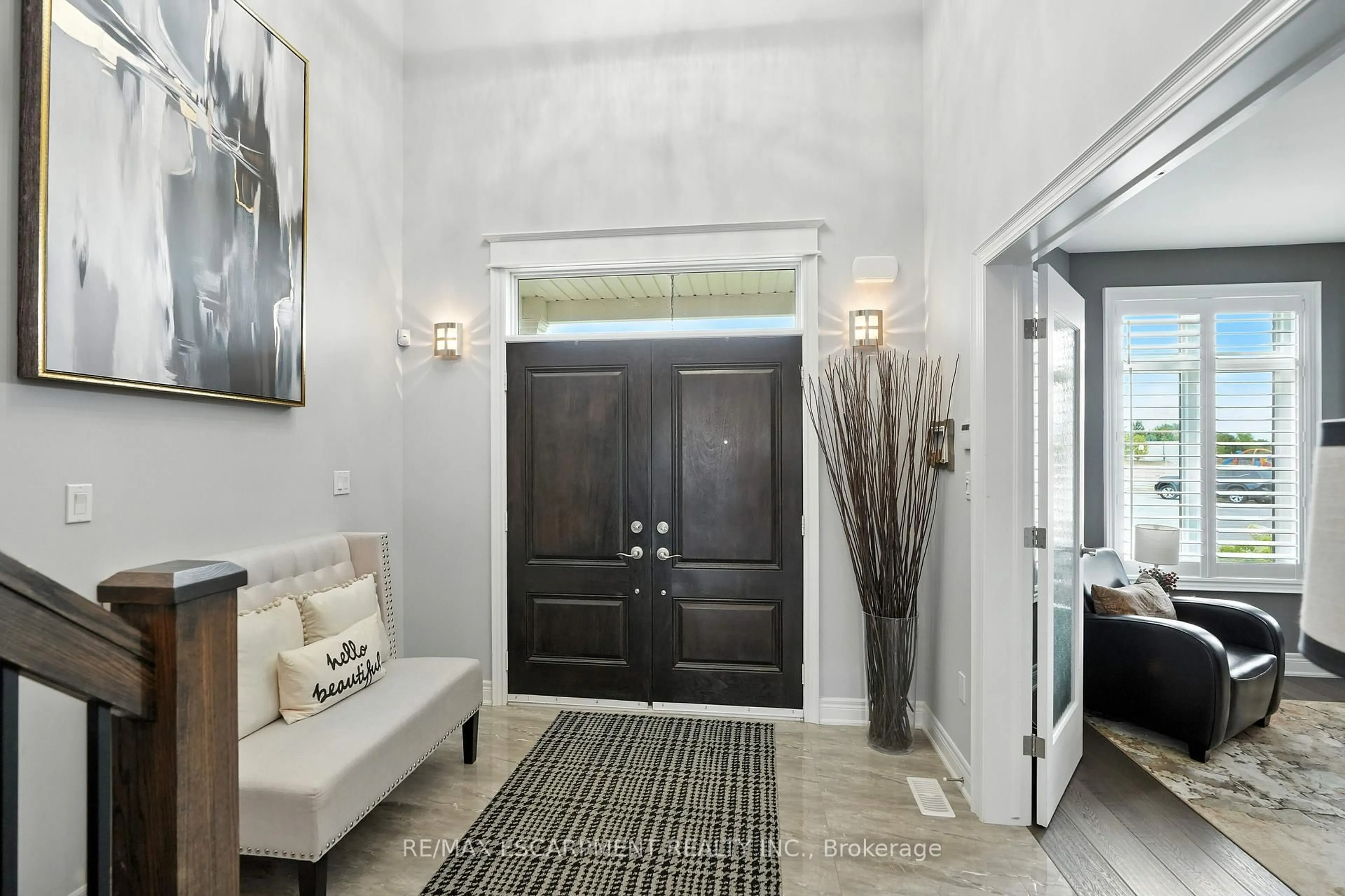 Indoor entryway for 103 Lampman Dr, Grimsby Ontario L3M 0E7