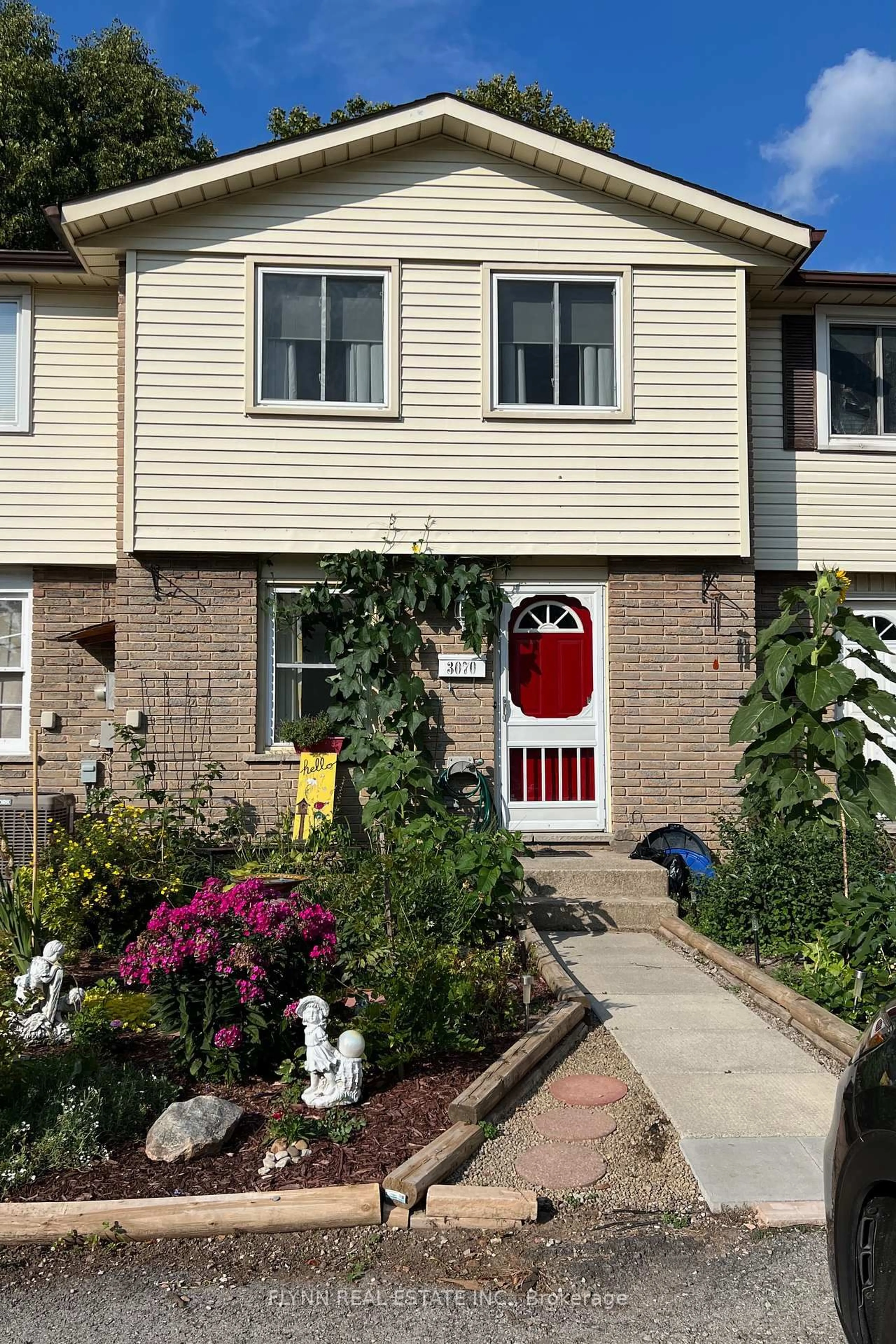 Home with vinyl exterior material, street for 3070 EMPIRE Pl, Niagara Falls Ontario L2J 3L8