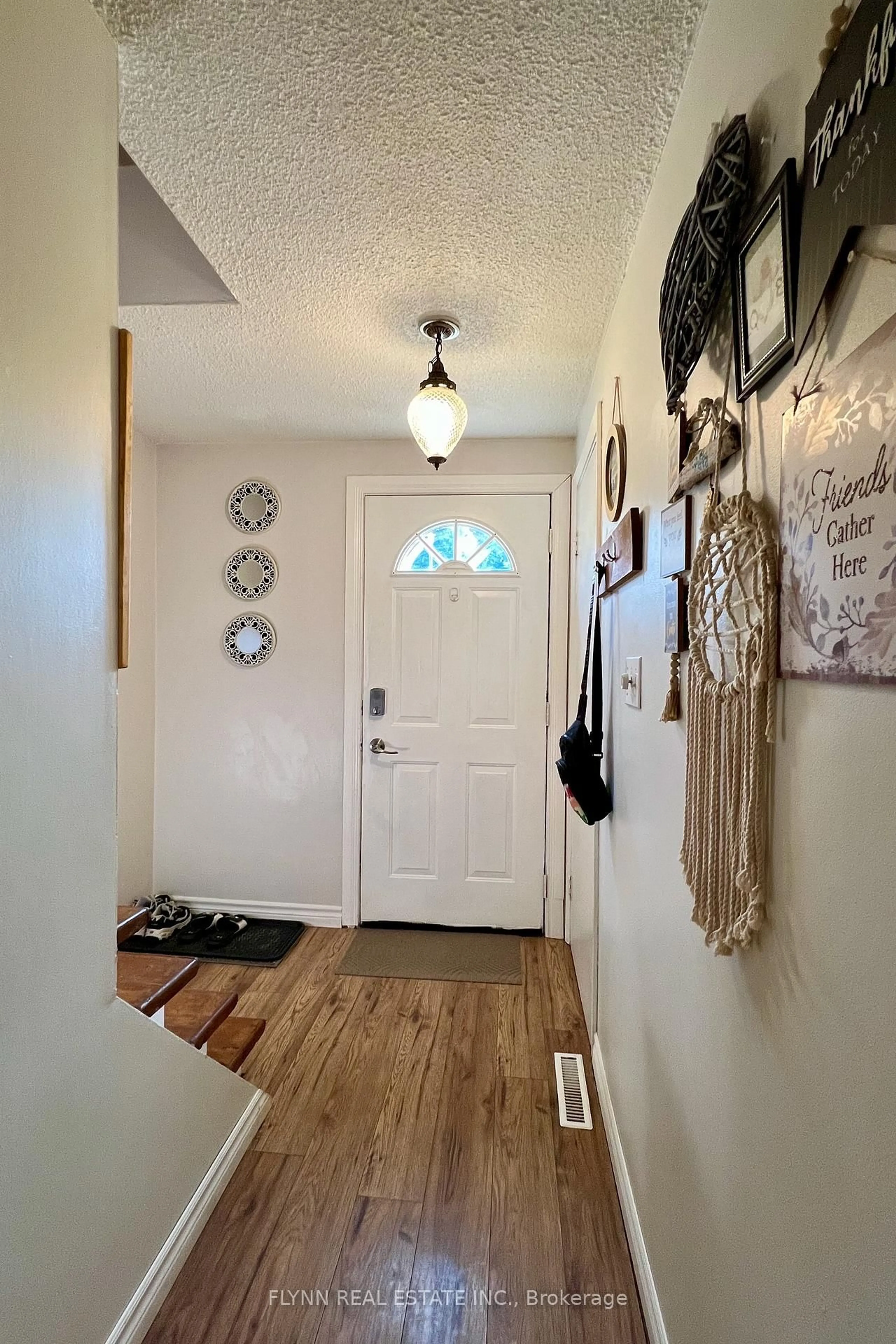 Indoor entryway for 3070 EMPIRE Pl, Niagara Falls Ontario L2J 3L8