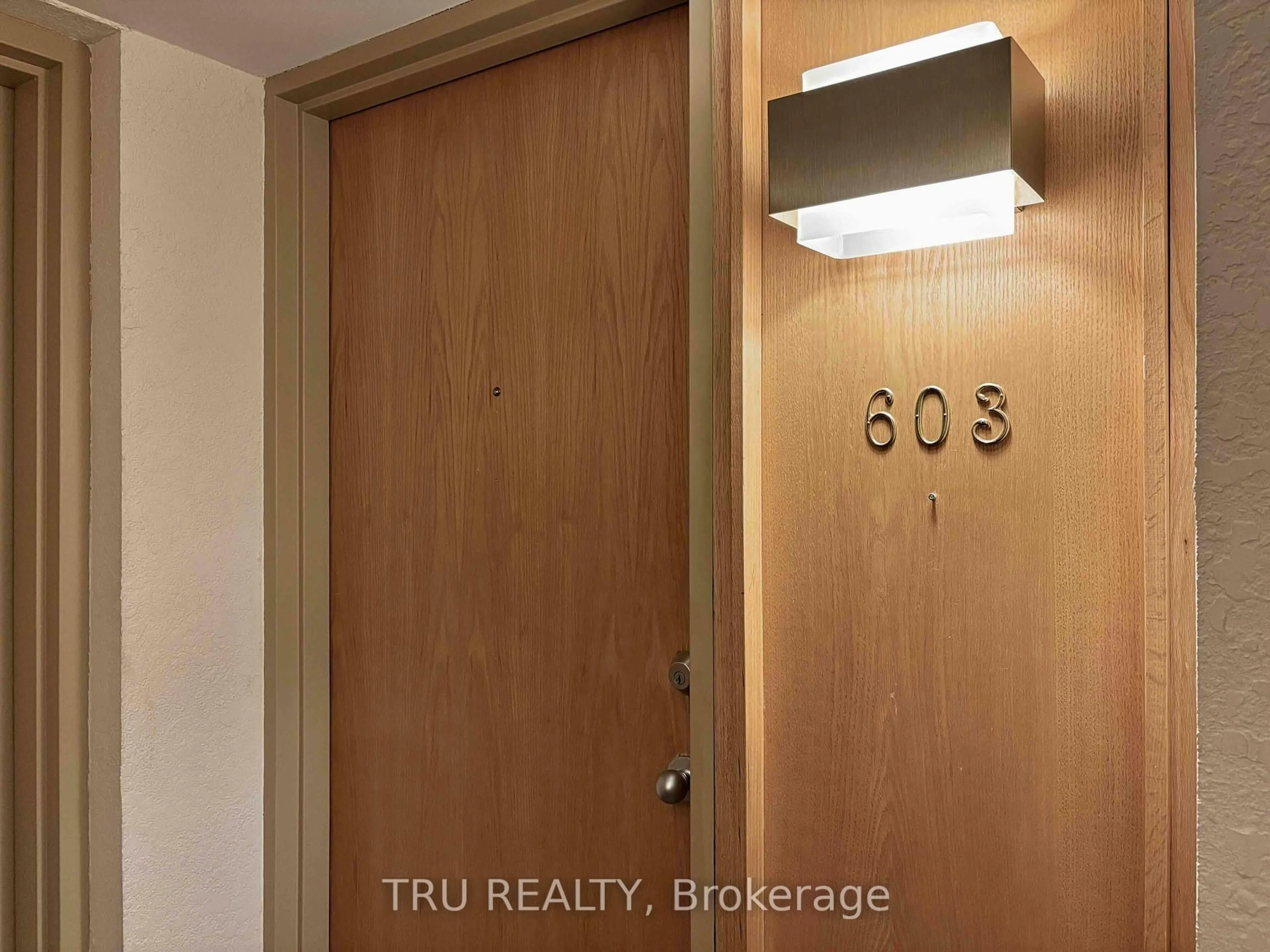 Indoor entryway for 2871 Richmond Rd #603, Ottawa Ontario K2B 8M5