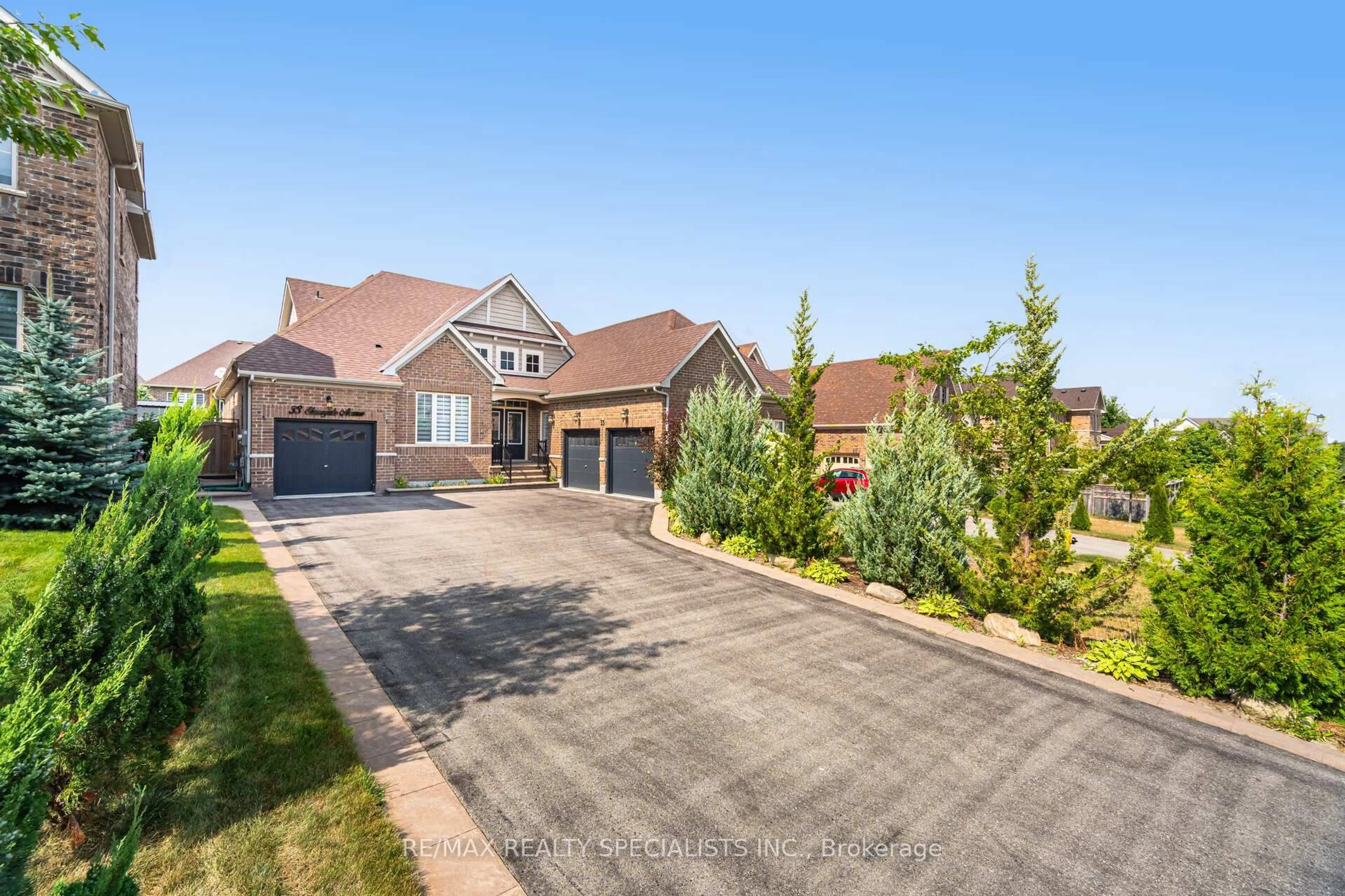 A pic from outside/outdoor area/front of a property/back of a property/a pic from drone, street for 33 Stonegate Ave, Mono Ontario L9W 6T4