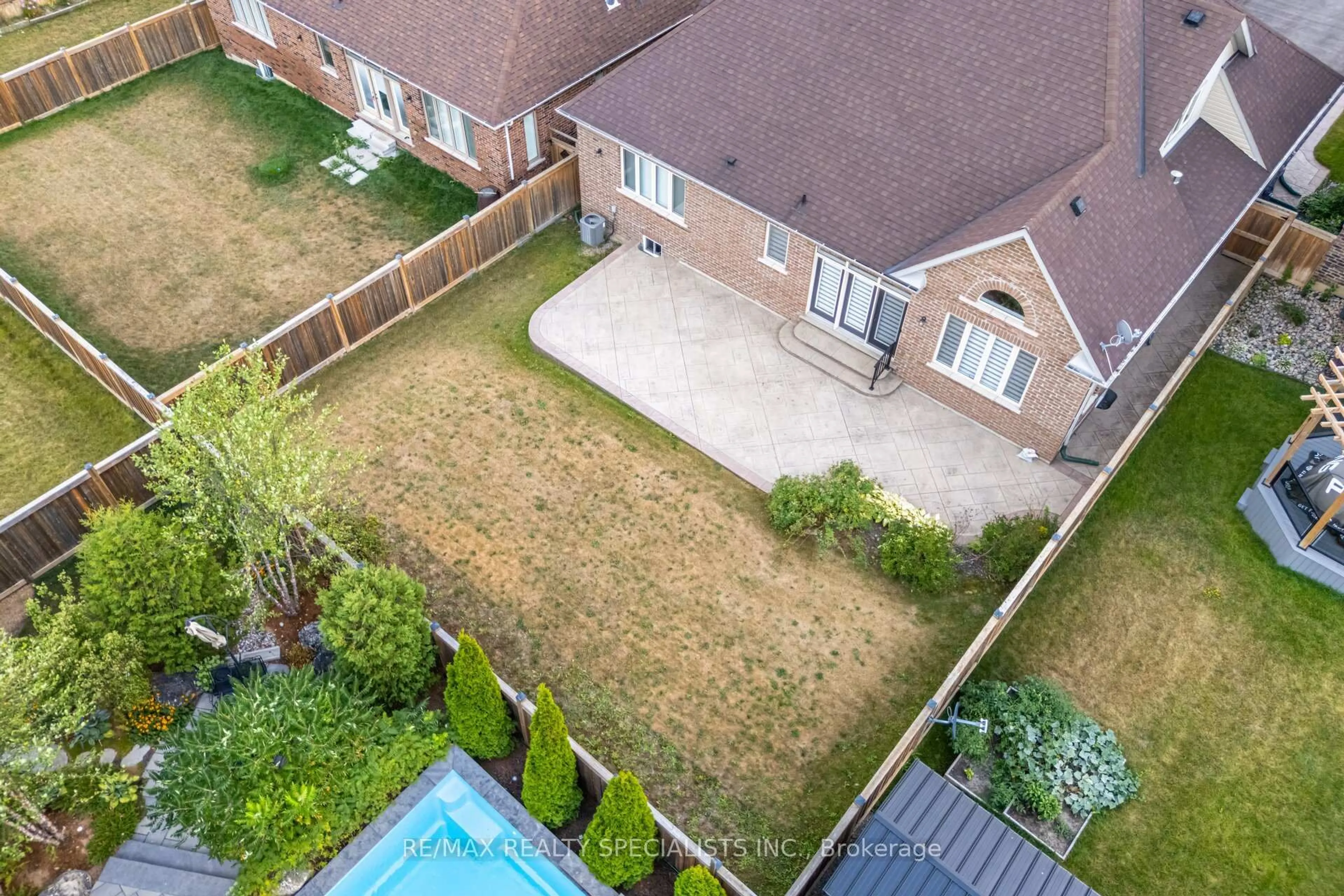 A pic from outside/outdoor area/front of a property/back of a property/a pic from drone, street for 33 Stonegate Ave, Mono Ontario L9W 6T4