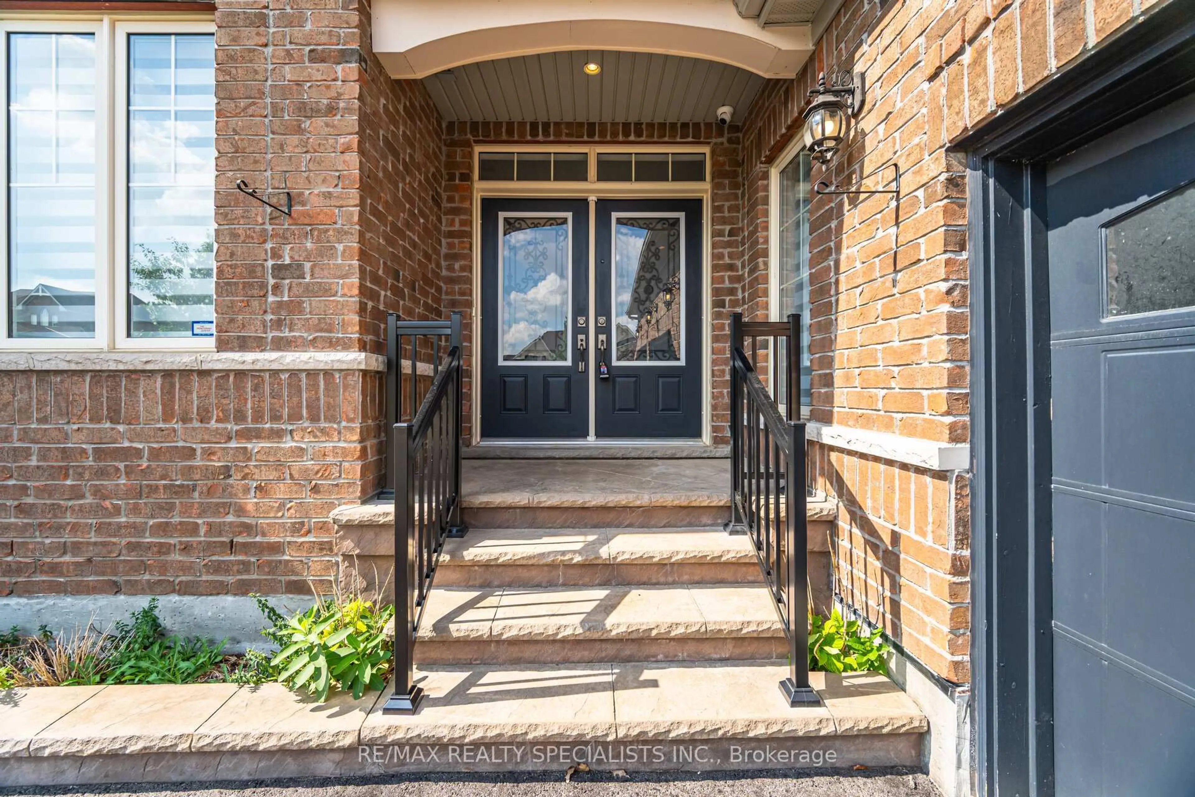 Indoor entryway for 33 Stonegate Ave, Mono Ontario L9W 6T4