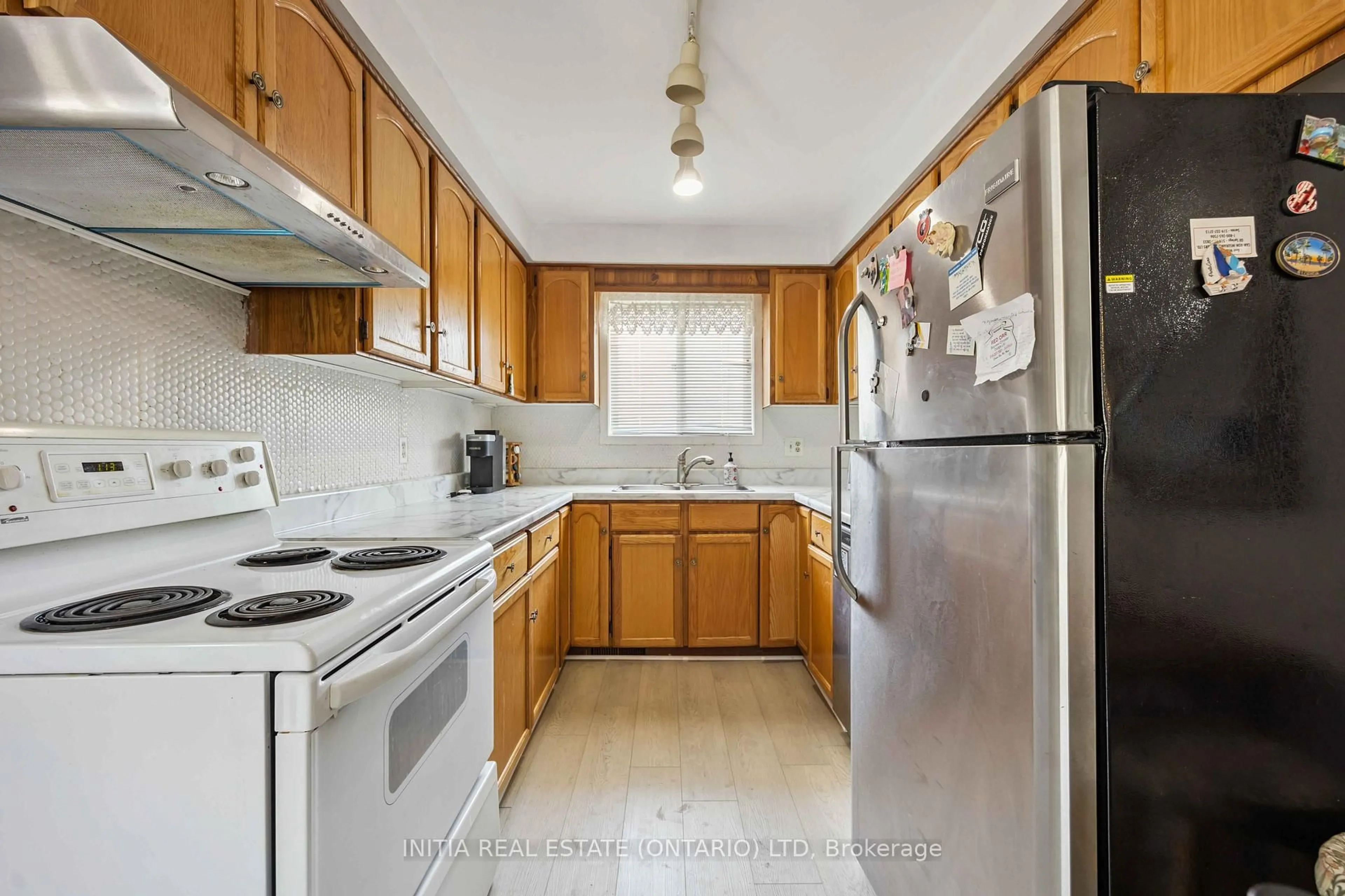 Standard kitchen, unknown for 106 Hastings Cres, Sarnia Ontario N7S 5K5