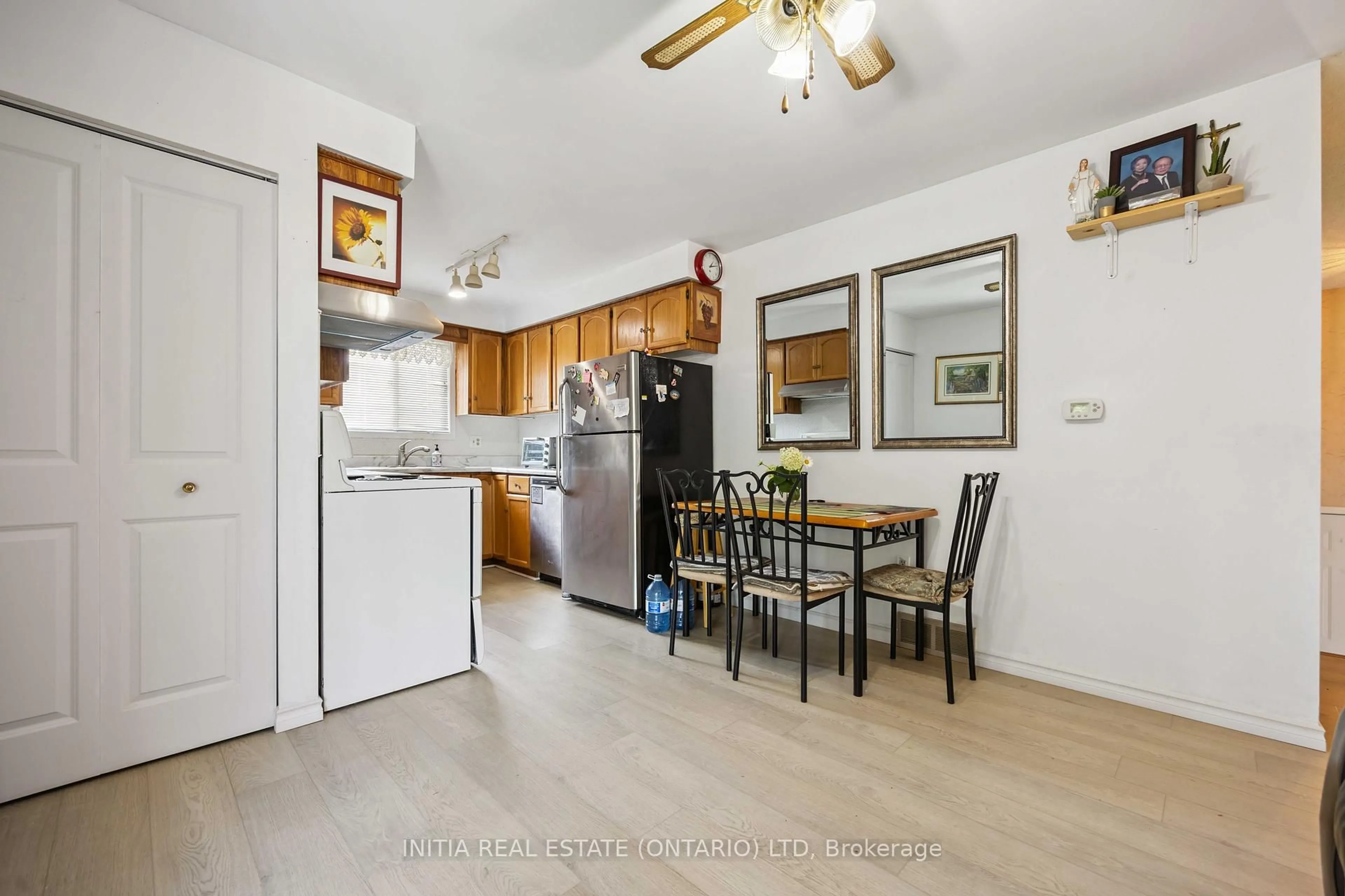 Standard kitchen, unknown for 106 Hastings Cres, Sarnia Ontario N7S 5K5
