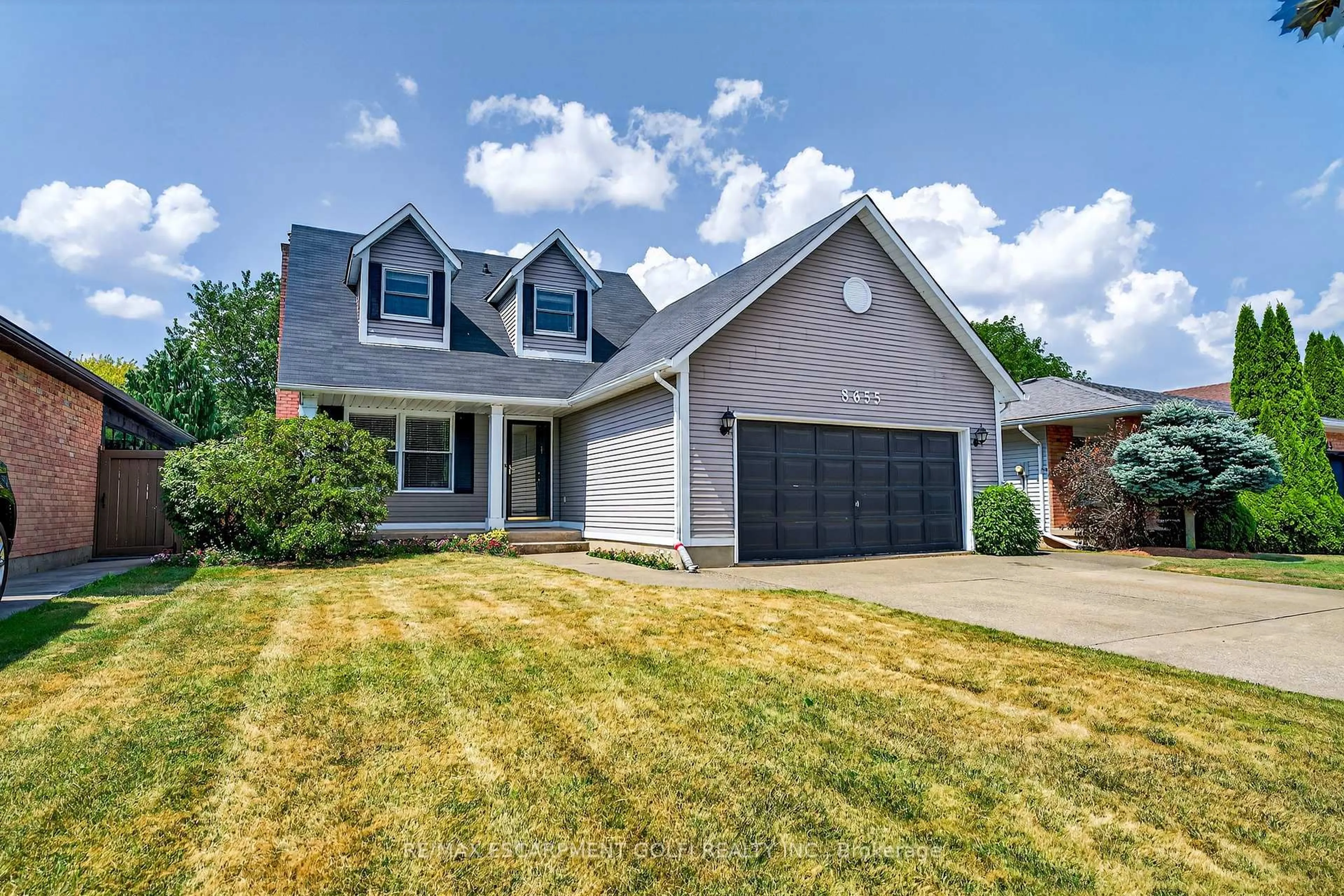 Home with vinyl exterior material, street for 8655 Regan Dr, Niagara Falls Ontario L2G 7R9
