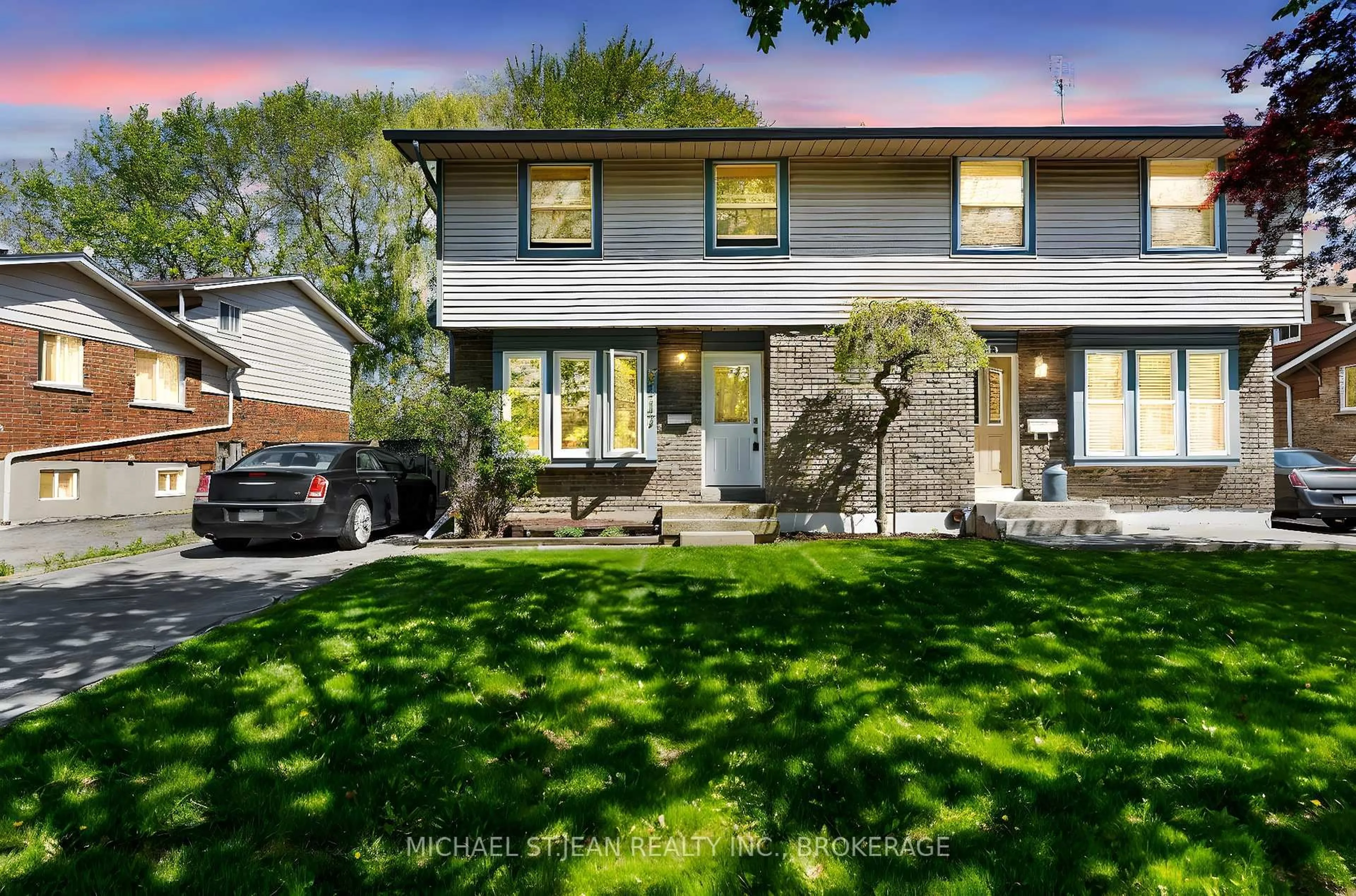 Home with vinyl exterior material, street for 8117 Lynhurst Dr, Niagara Falls Ontario L2H 2A3