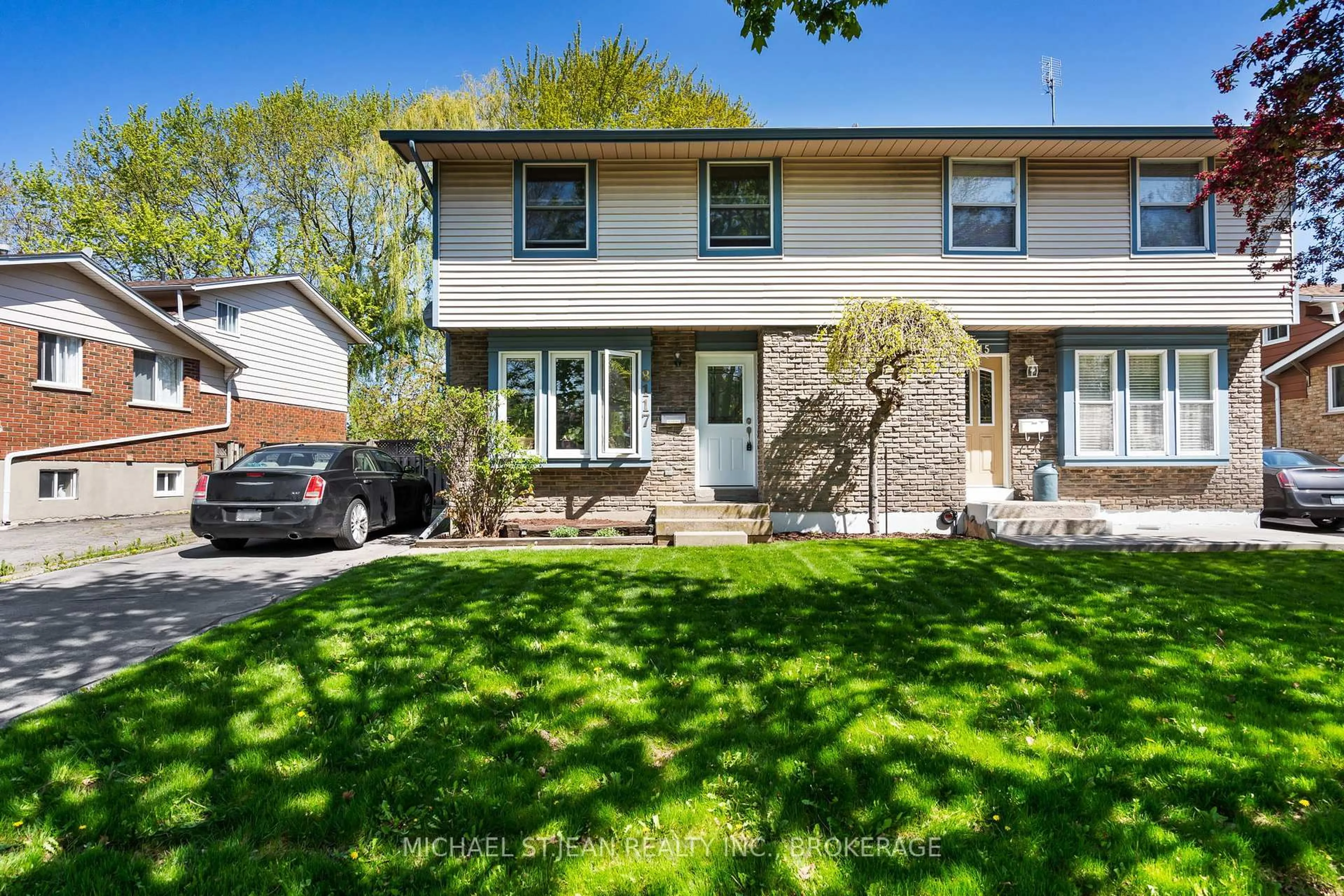 Home with vinyl exterior material, street for 8117 Lynhurst Dr, Niagara Falls Ontario L2H 2A3