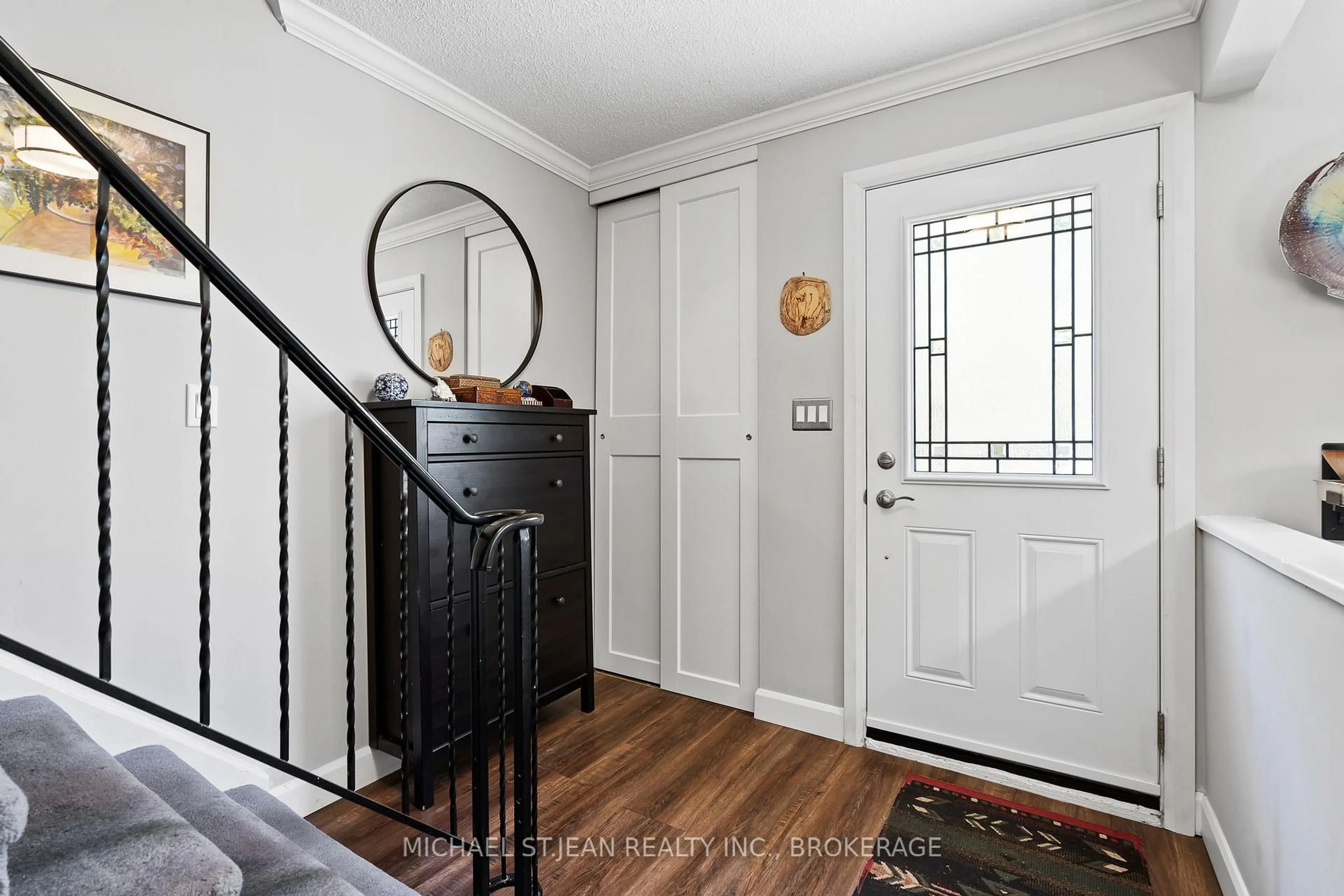 Indoor entryway for 8117 Lynhurst Dr, Niagara Falls Ontario L2H 2A3