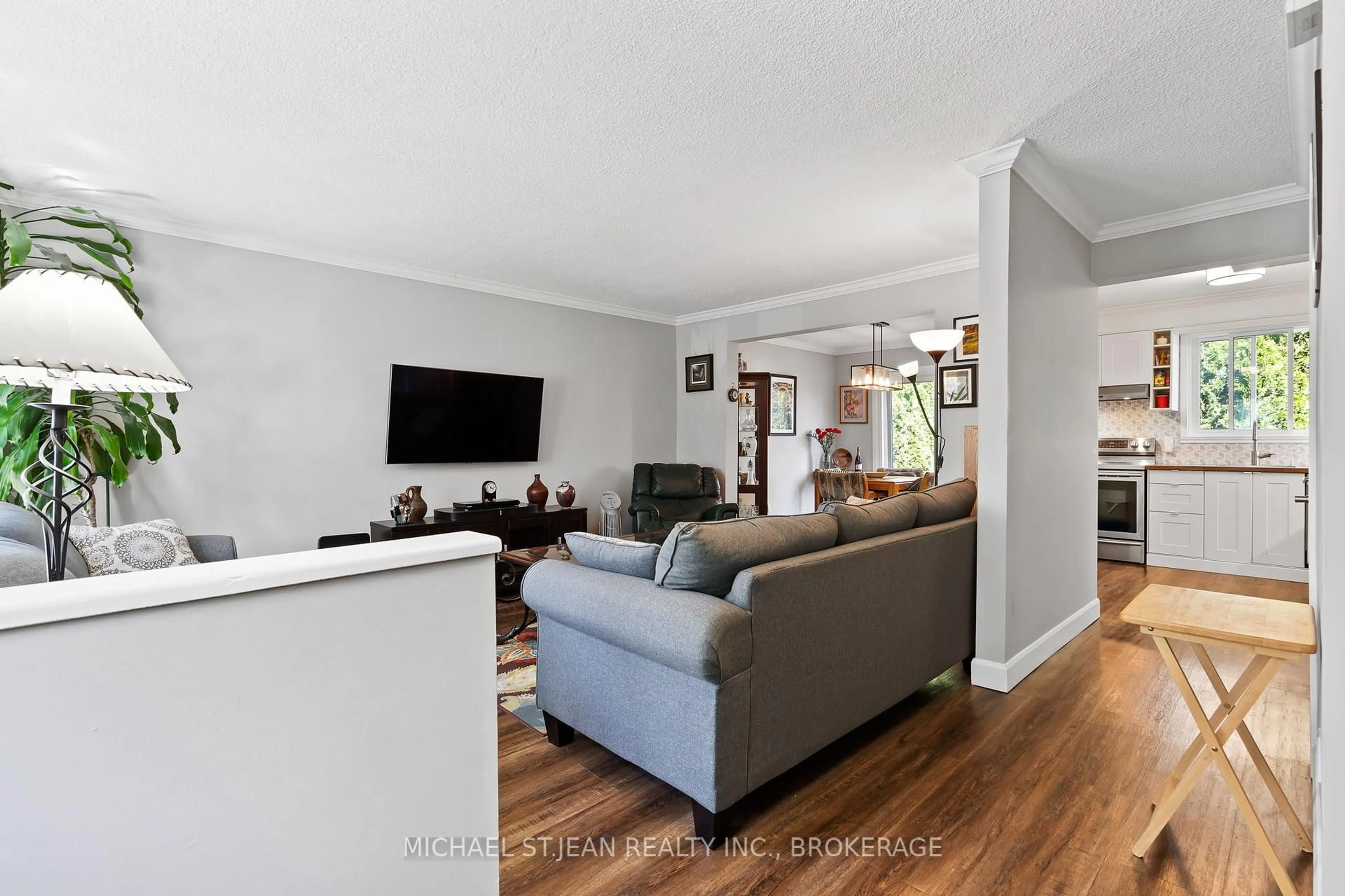 Living room with furniture, wood/laminate floor for 8117 Lynhurst Dr, Niagara Falls Ontario L2H 2A3