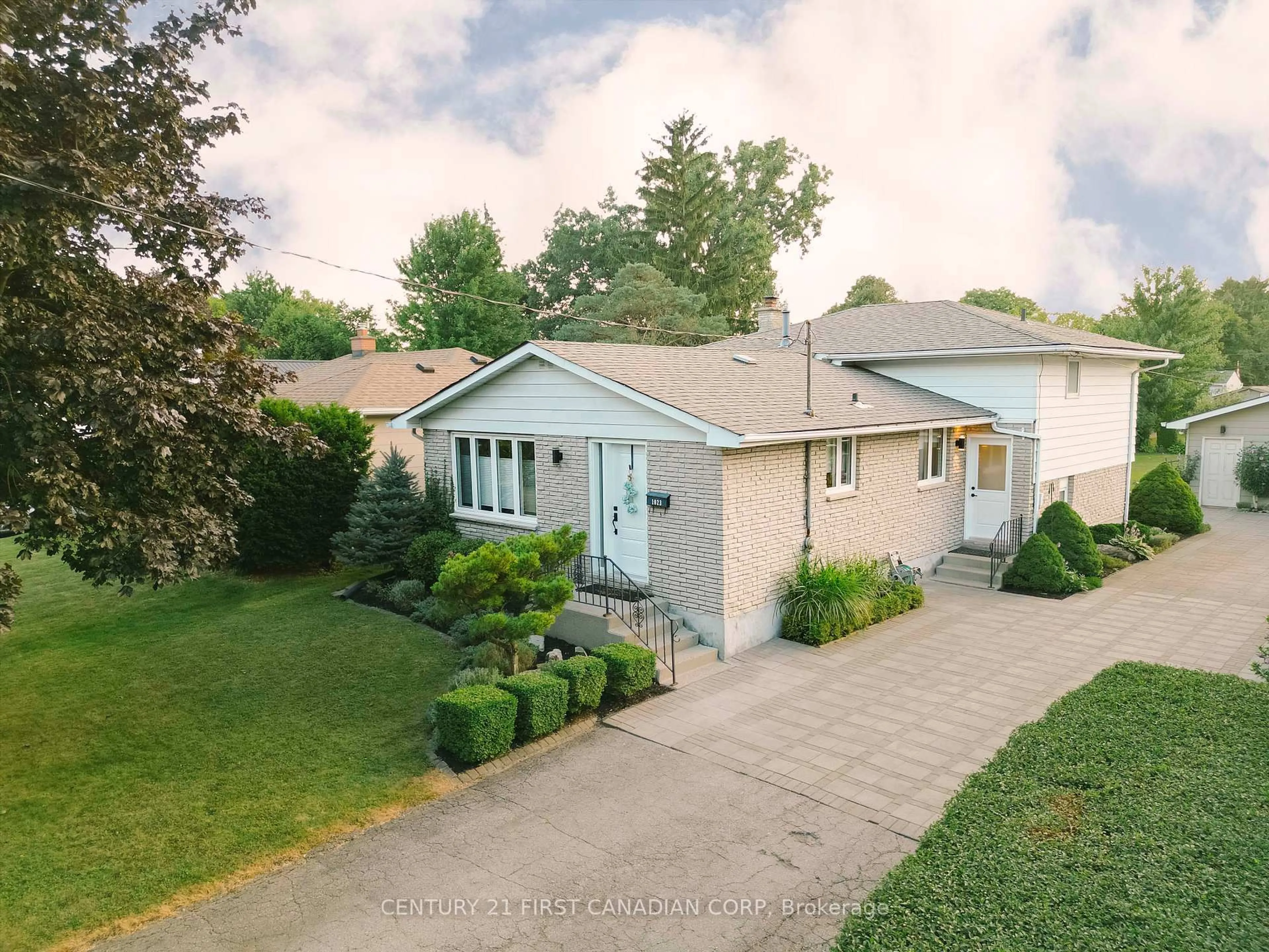 A pic from outside/outdoor area/front of a property/back of a property/a pic from drone, street for 1023 Willow Dr, London South Ontario N6E 1P4