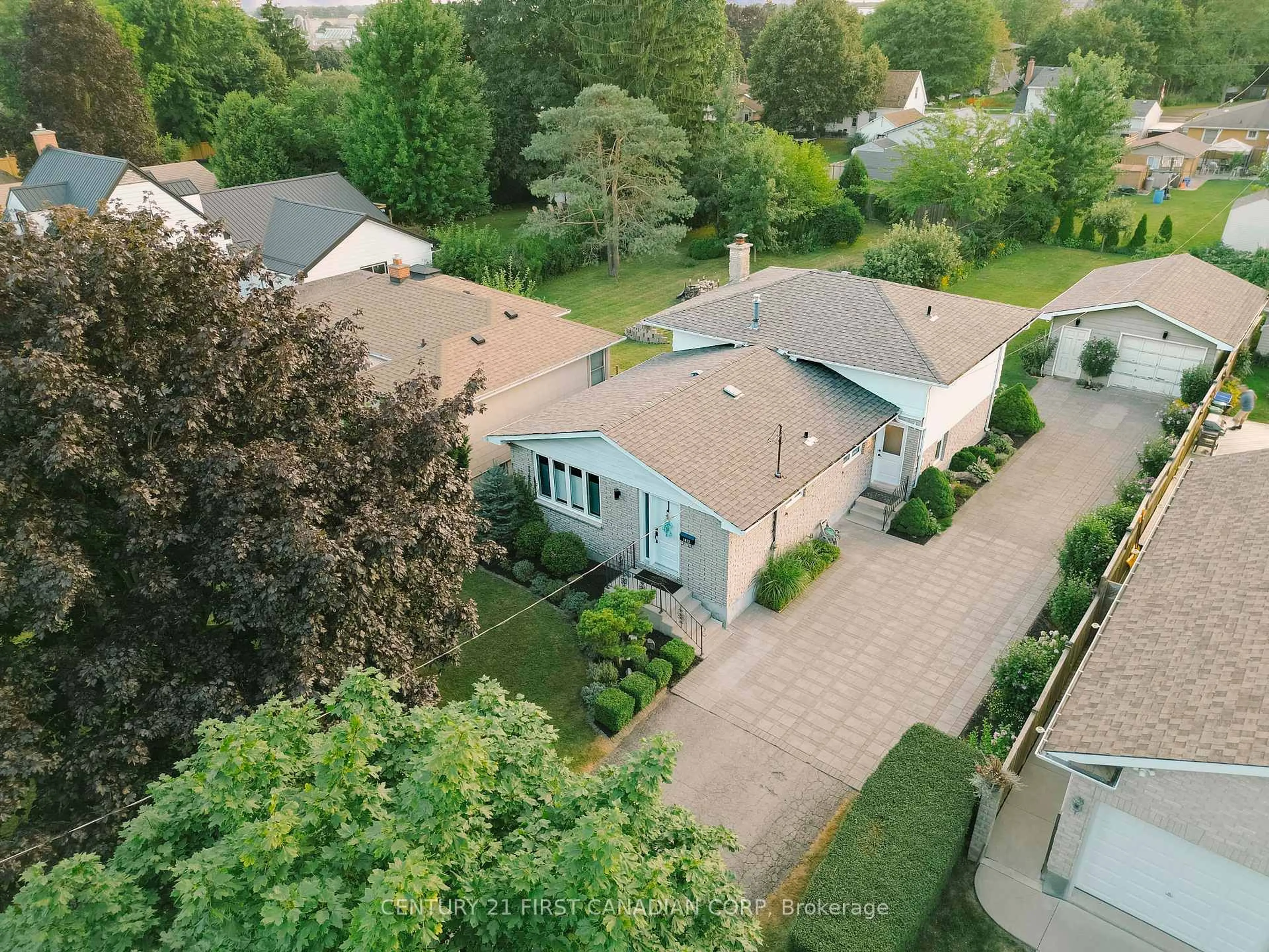 A pic from outside/outdoor area/front of a property/back of a property/a pic from drone, street for 1023 Willow Dr, London South Ontario N6E 1P4