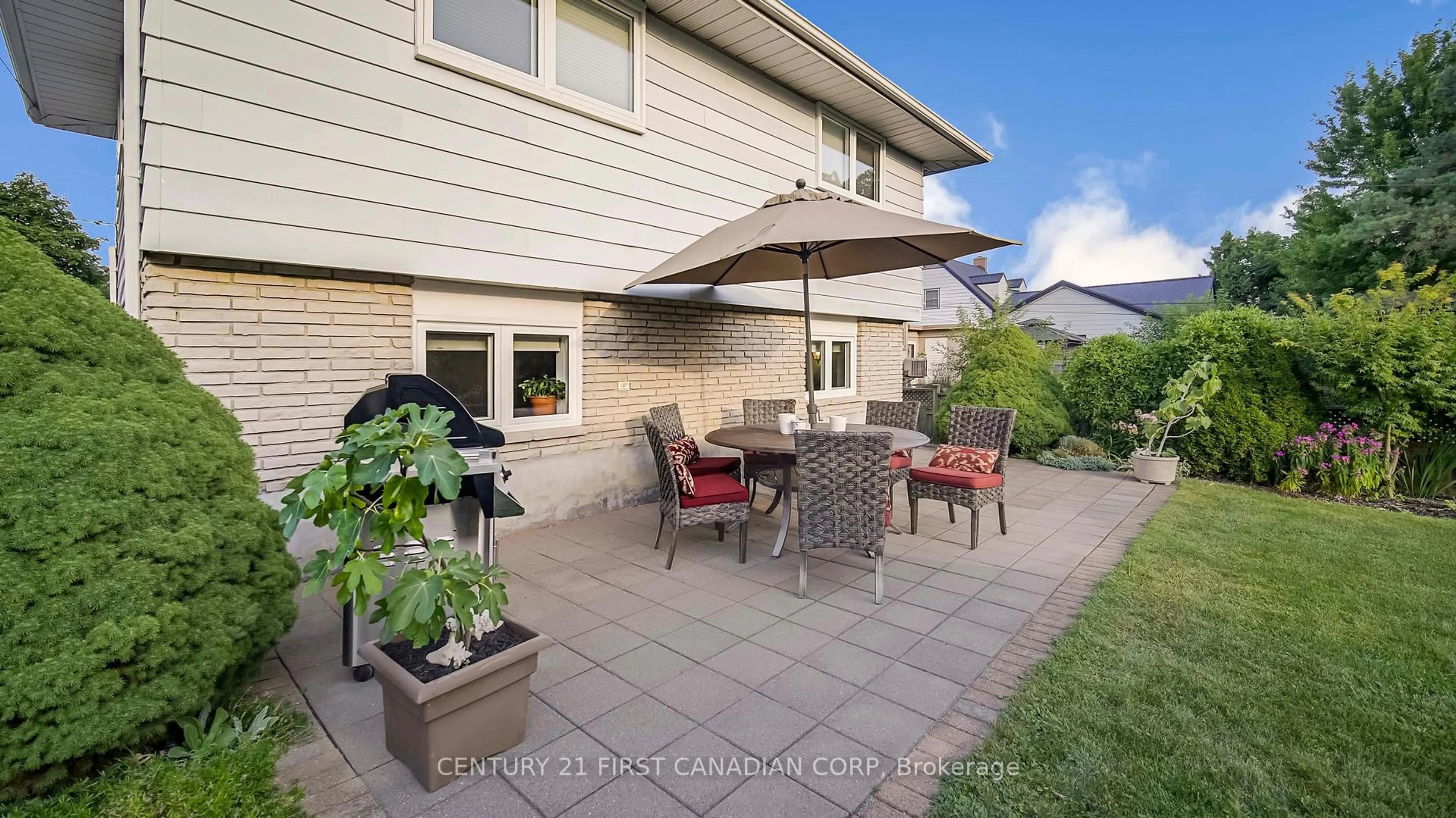 Patio, street for 1023 Willow Dr, London South Ontario N6E 1P4