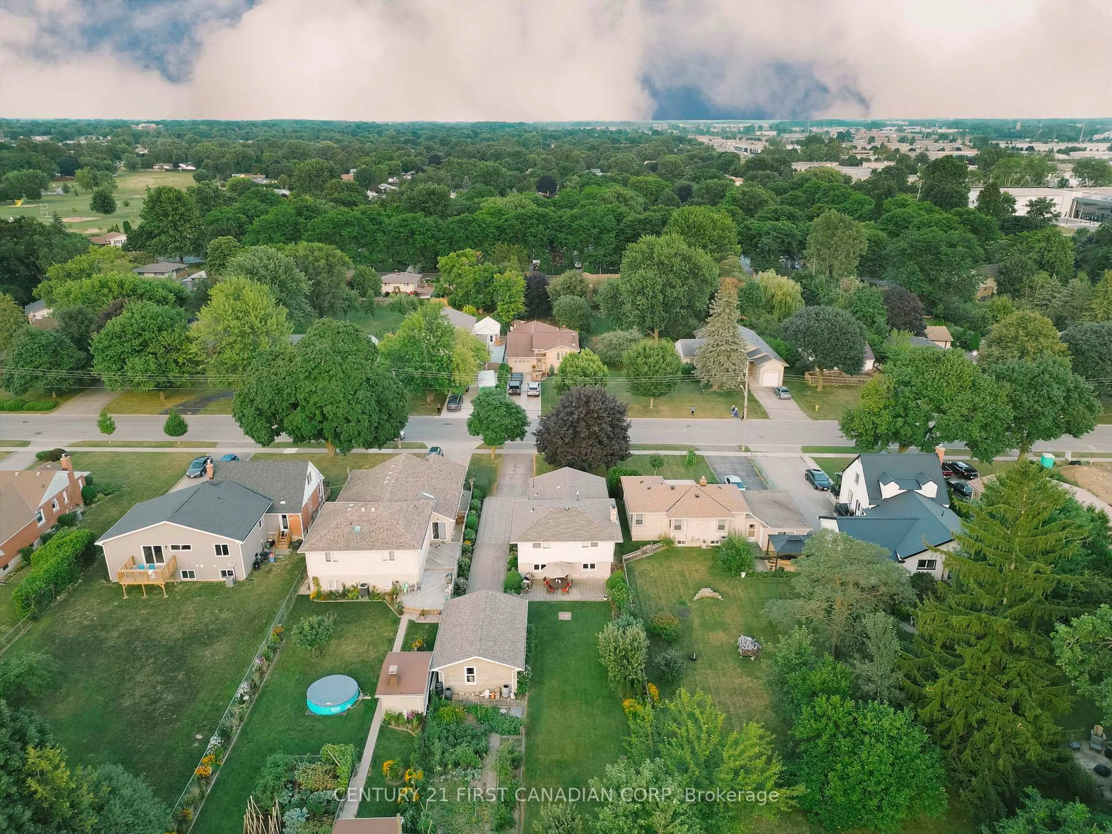 A pic from outside/outdoor area/front of a property/back of a property/a pic from drone, street for 1023 Willow Dr, London South Ontario N6E 1P4