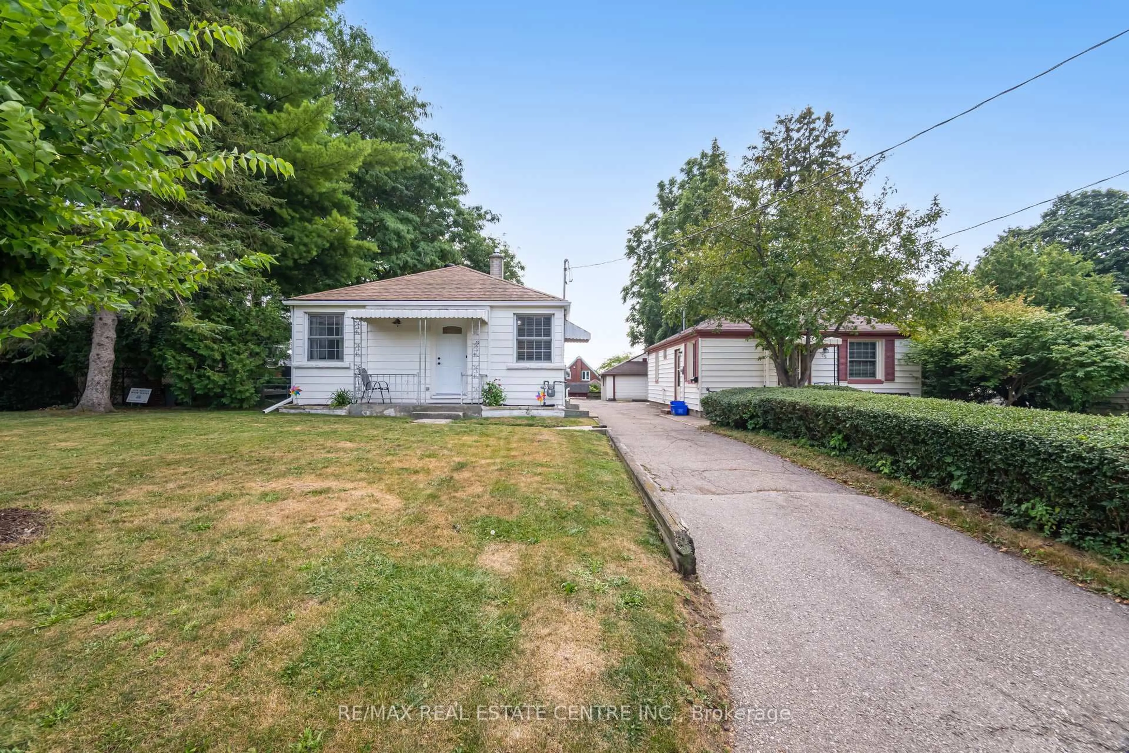 A pic from outside/outdoor area/front of a property/back of a property/a pic from drone, street for 19 Seneca Dr, Kitchener Ontario N2M 3H1