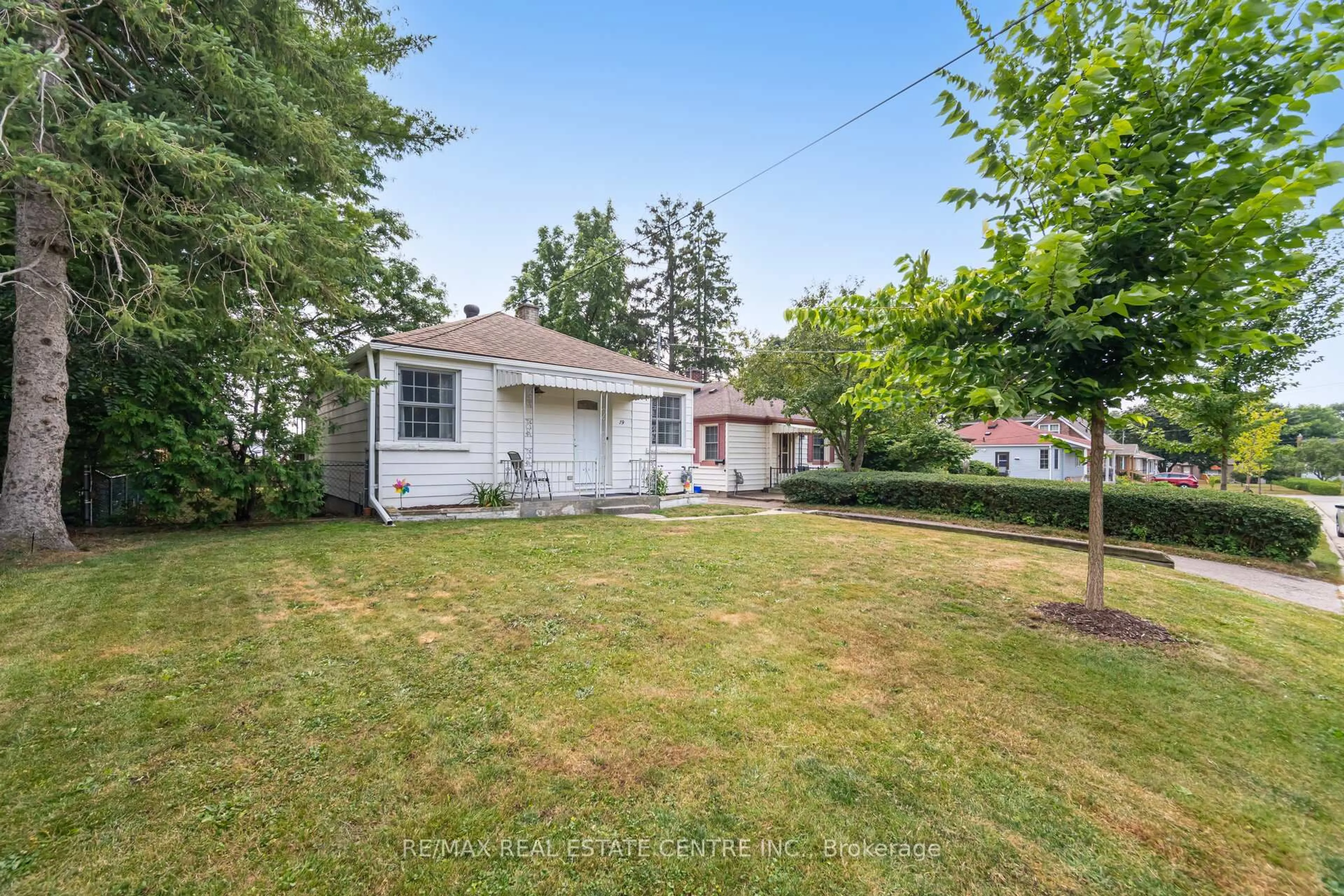A pic from outside/outdoor area/front of a property/back of a property/a pic from drone, street for 19 Seneca Dr, Kitchener Ontario N2M 3H1
