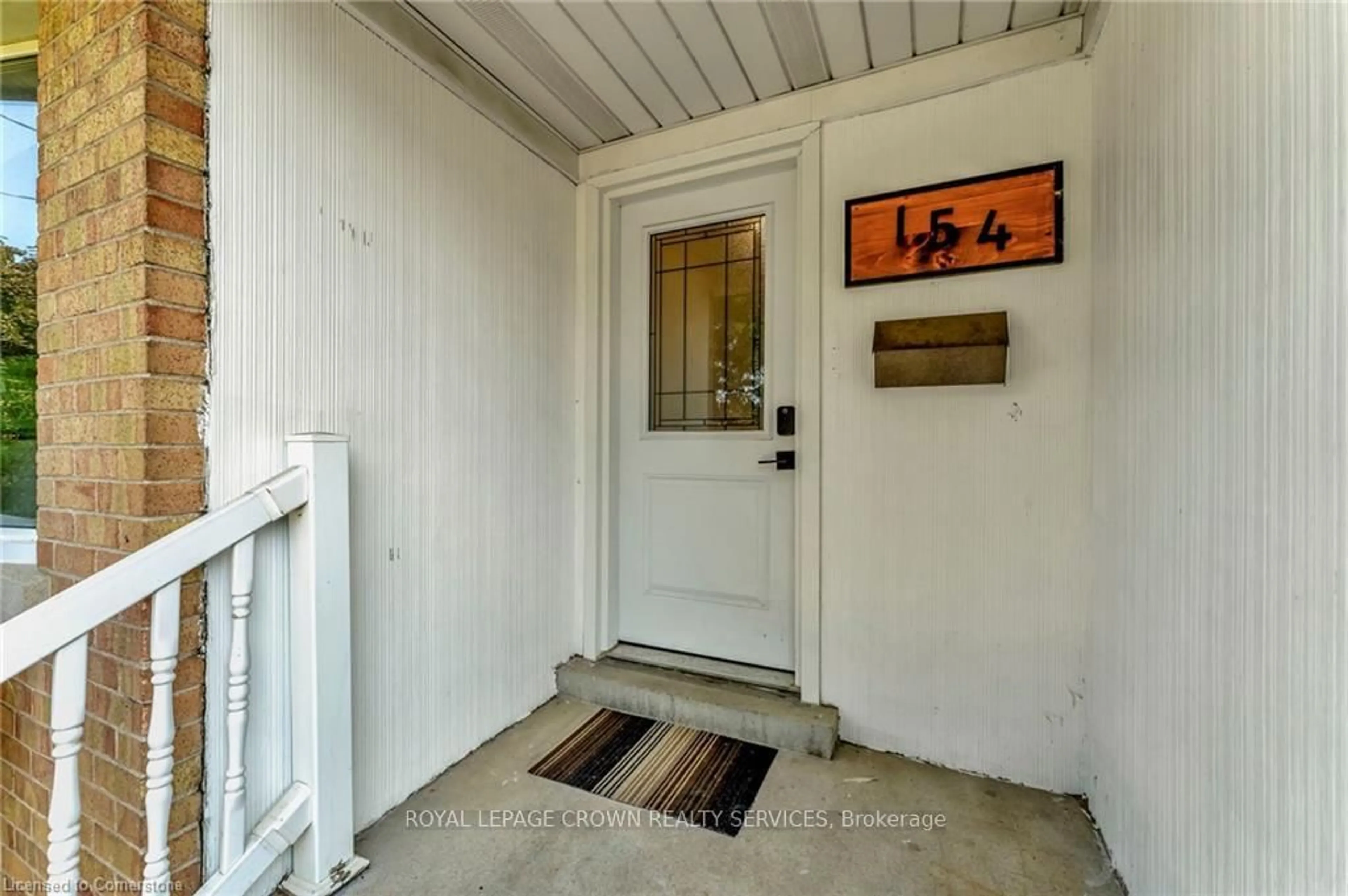 Indoor entryway for 154 Brentwood Ave, Kitchener Ontario N2H 2E1