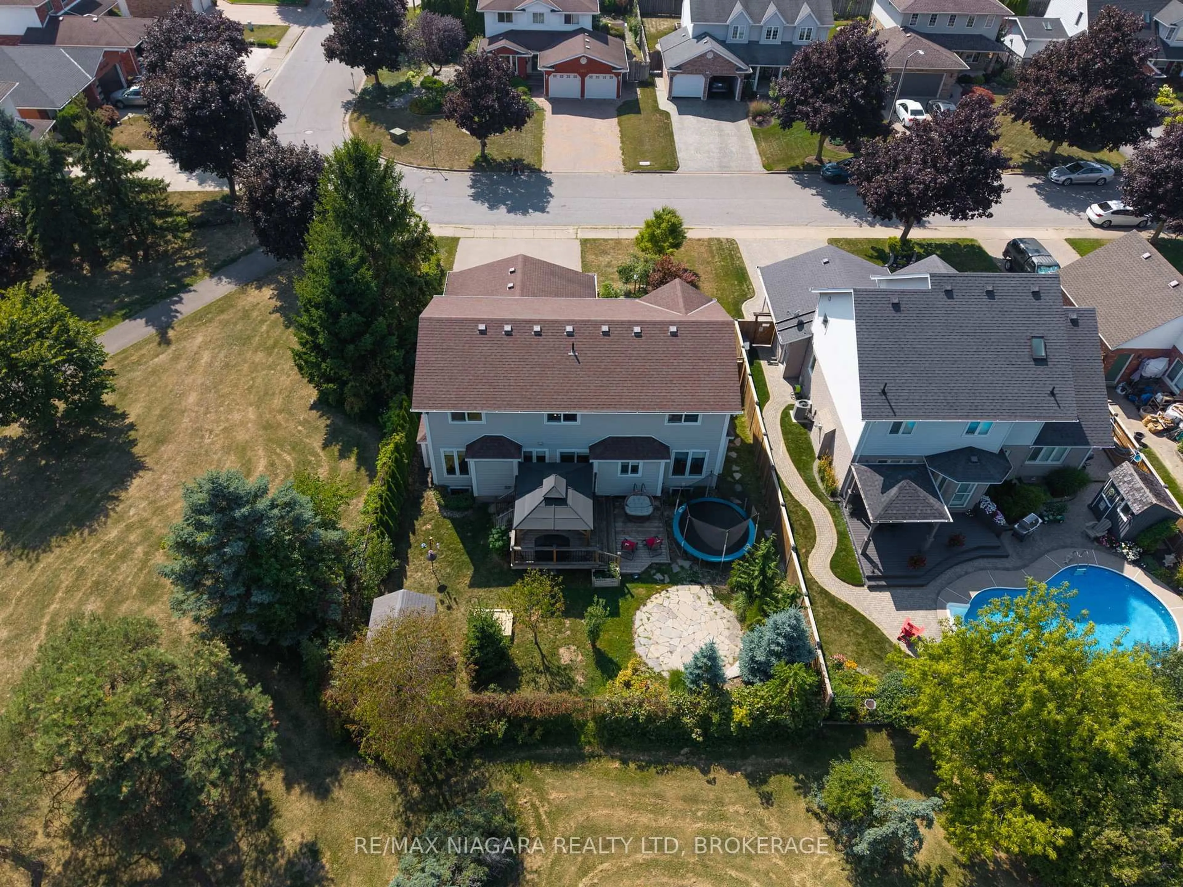 A pic from outside/outdoor area/front of a property/back of a property/a pic from drone, street for 3862 Northwood Dr, Niagara Falls Ontario L2H 2Y5