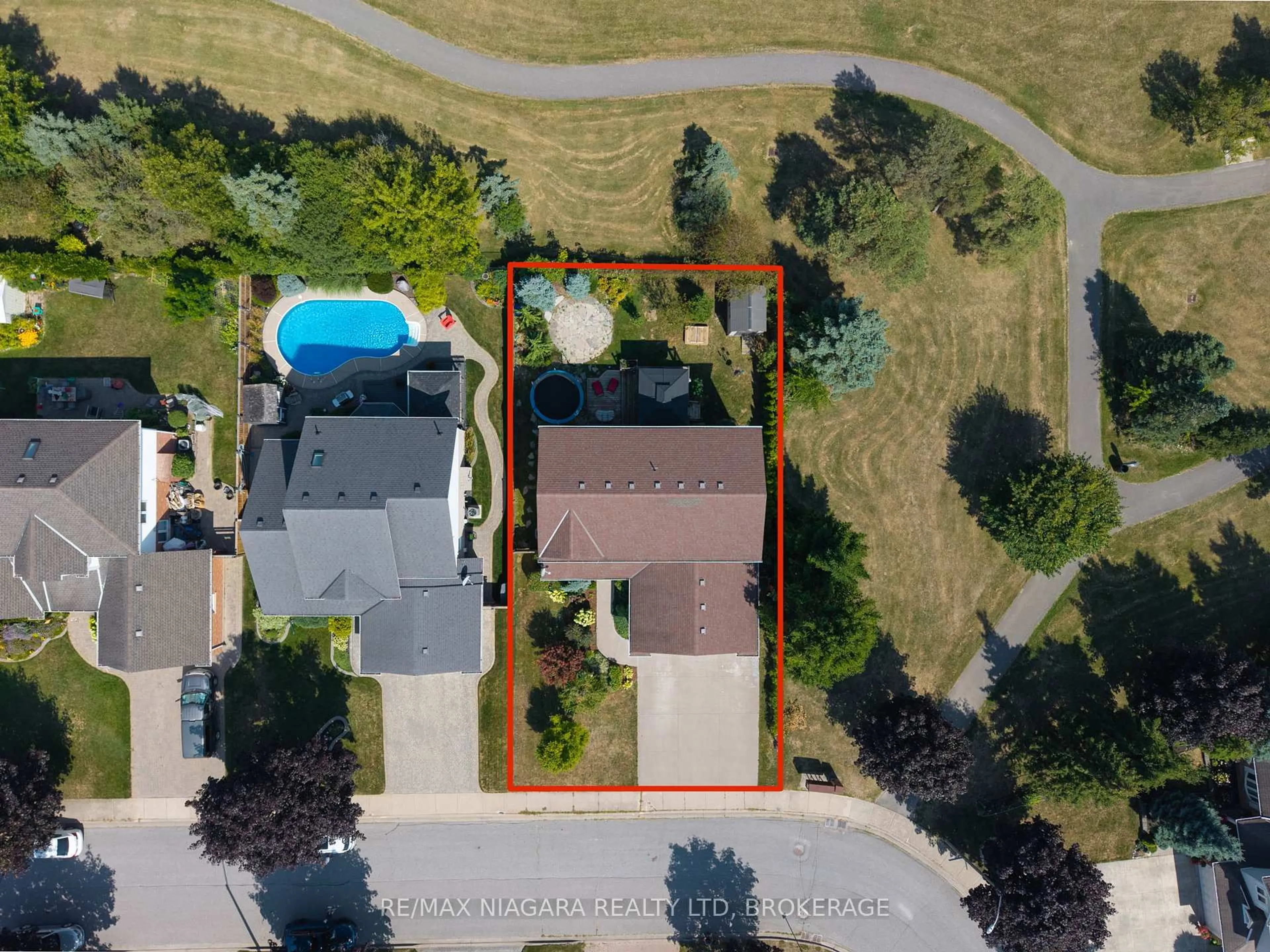 A pic from outside/outdoor area/front of a property/back of a property/a pic from drone, water/lake/river/ocean view for 3862 Northwood Dr, Niagara Falls Ontario L2H 2Y5