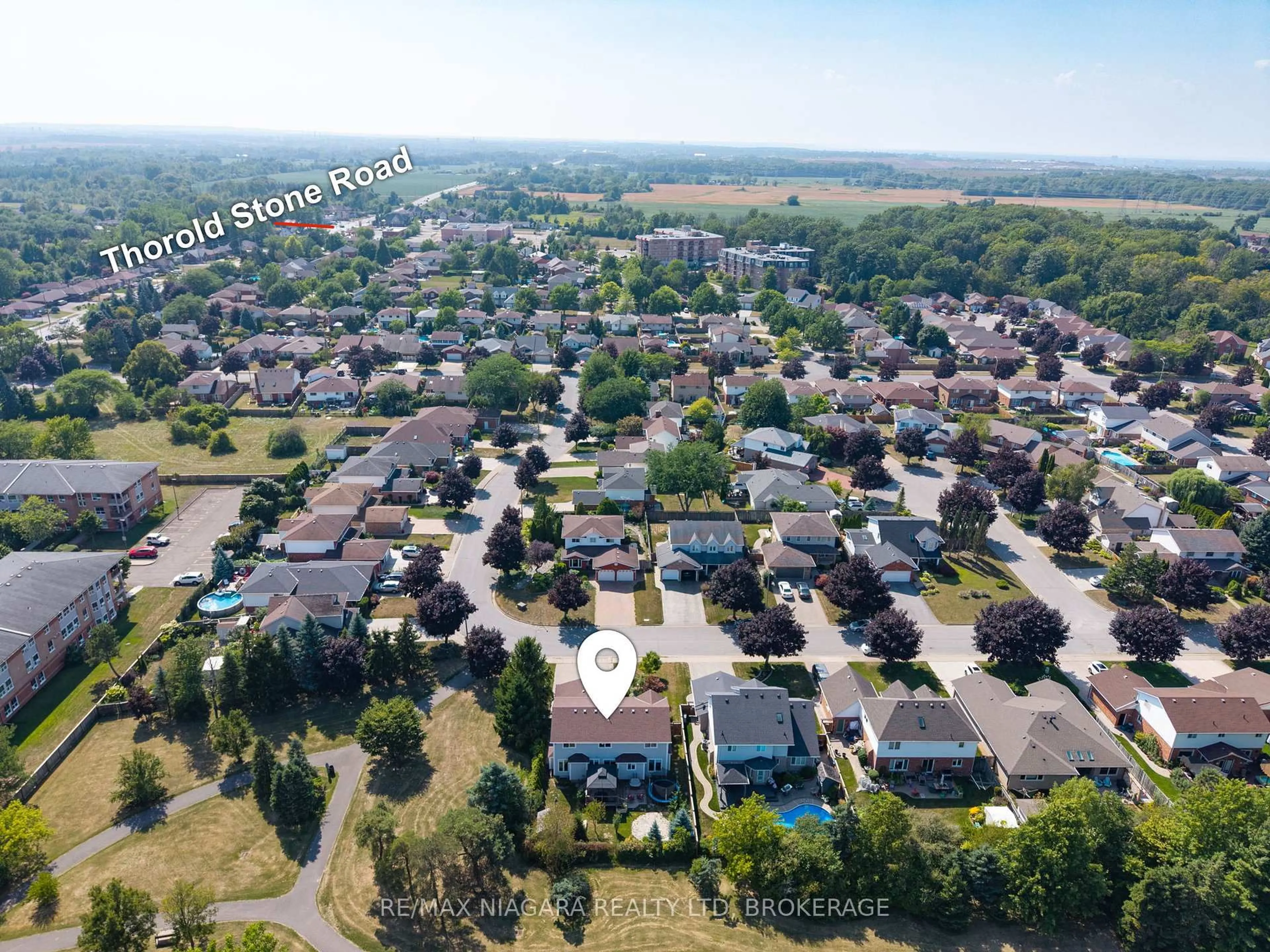 A pic from outside/outdoor area/front of a property/back of a property/a pic from drone, street for 3862 Northwood Dr, Niagara Falls Ontario L2H 2Y5