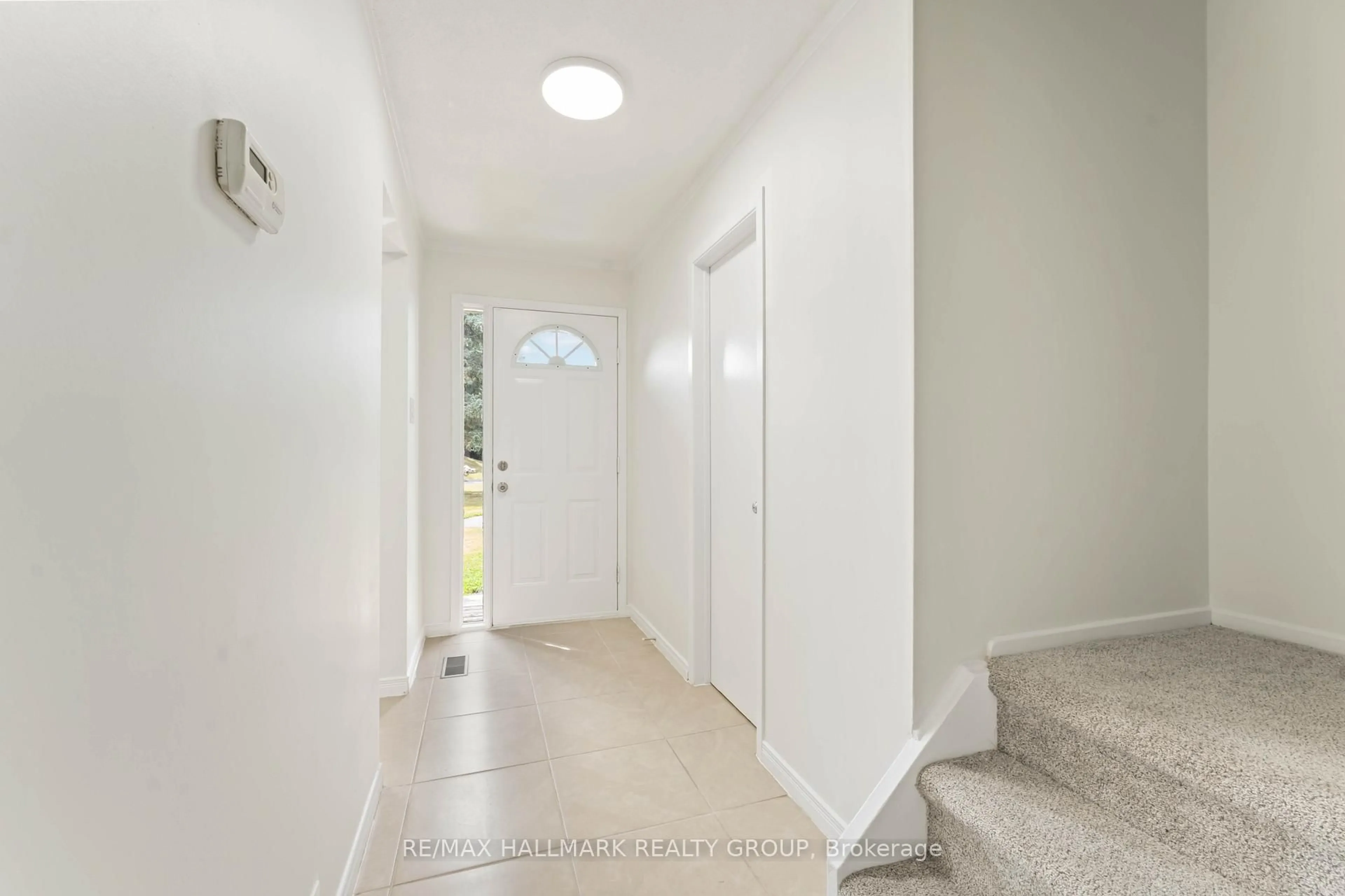 Indoor entryway for 1441 PALMERSTON Dr #317, Ottawa Ontario K1J 8N9