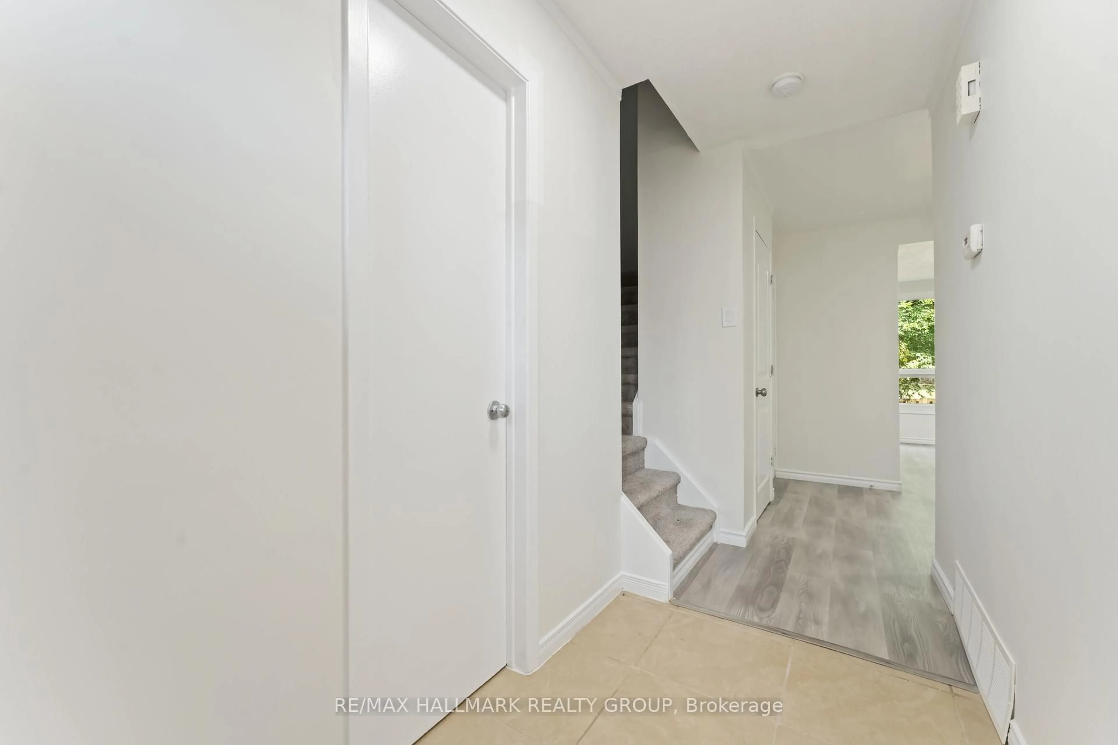 Indoor entryway for 1441 PALMERSTON Dr #317, Ottawa Ontario K1J 8N9