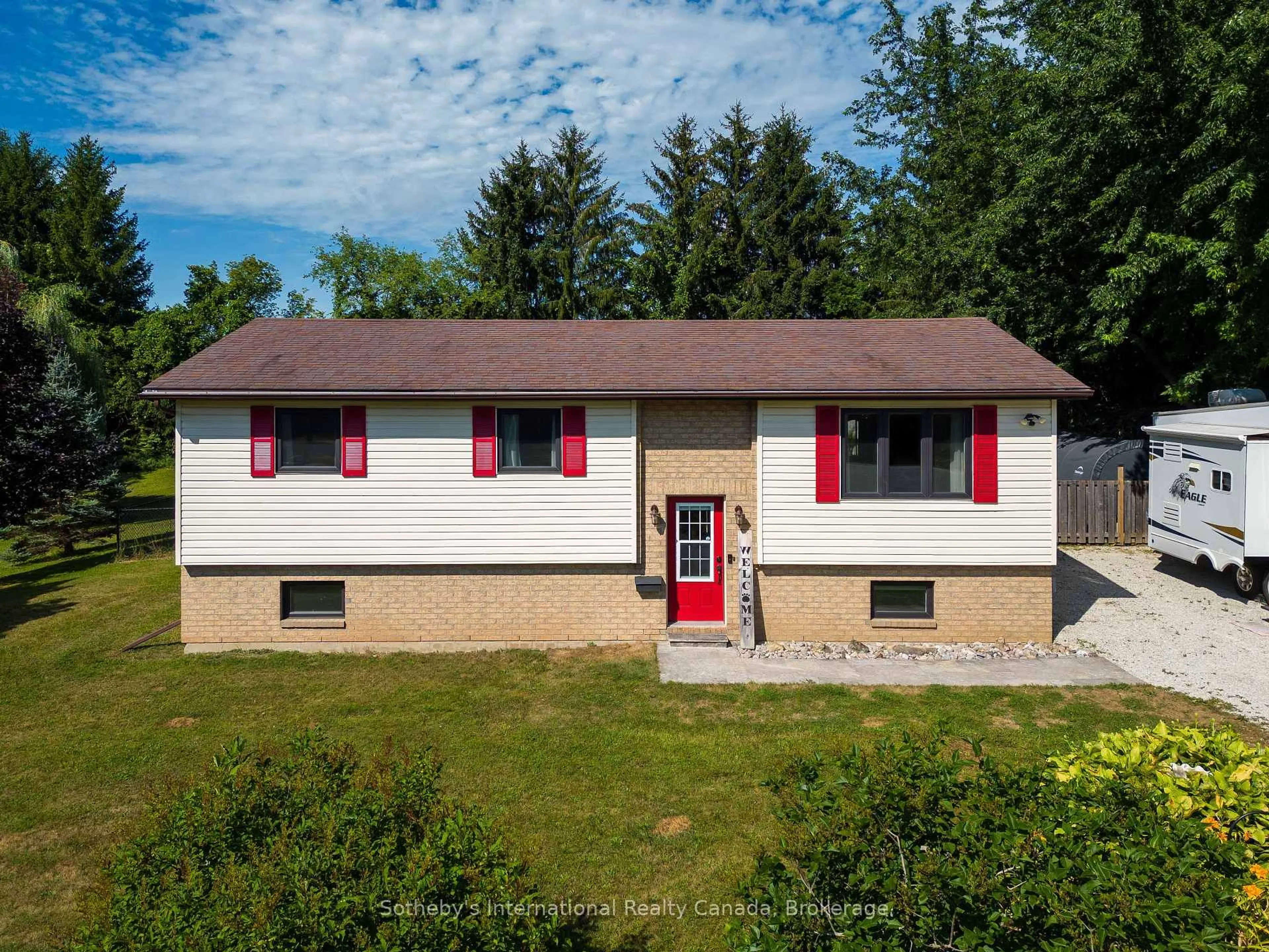A pic from outside/outdoor area/front of a property/back of a property/a pic from drone, unknown for 140 Greenfield Dr, Meaford Ontario N4L 1W6