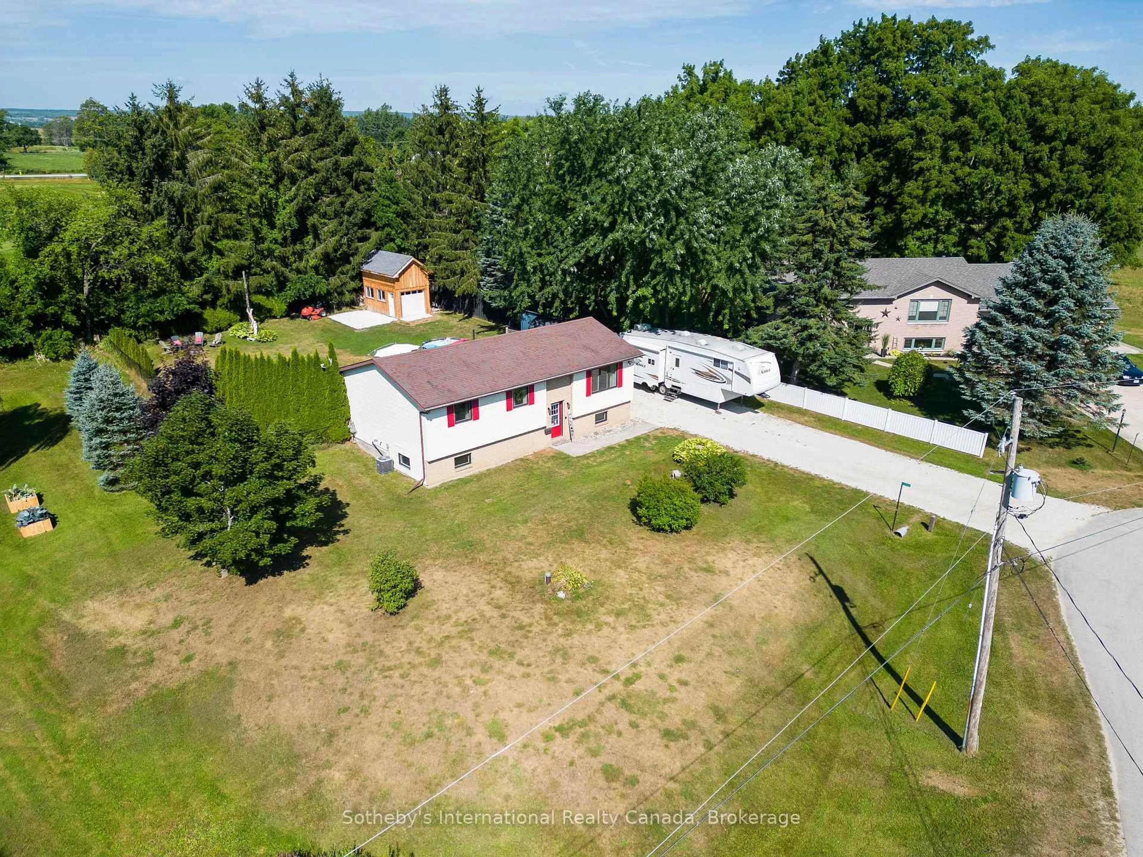 A pic from outside/outdoor area/front of a property/back of a property/a pic from drone, unknown for 140 Greenfield Dr, Meaford Ontario N4L 1W6