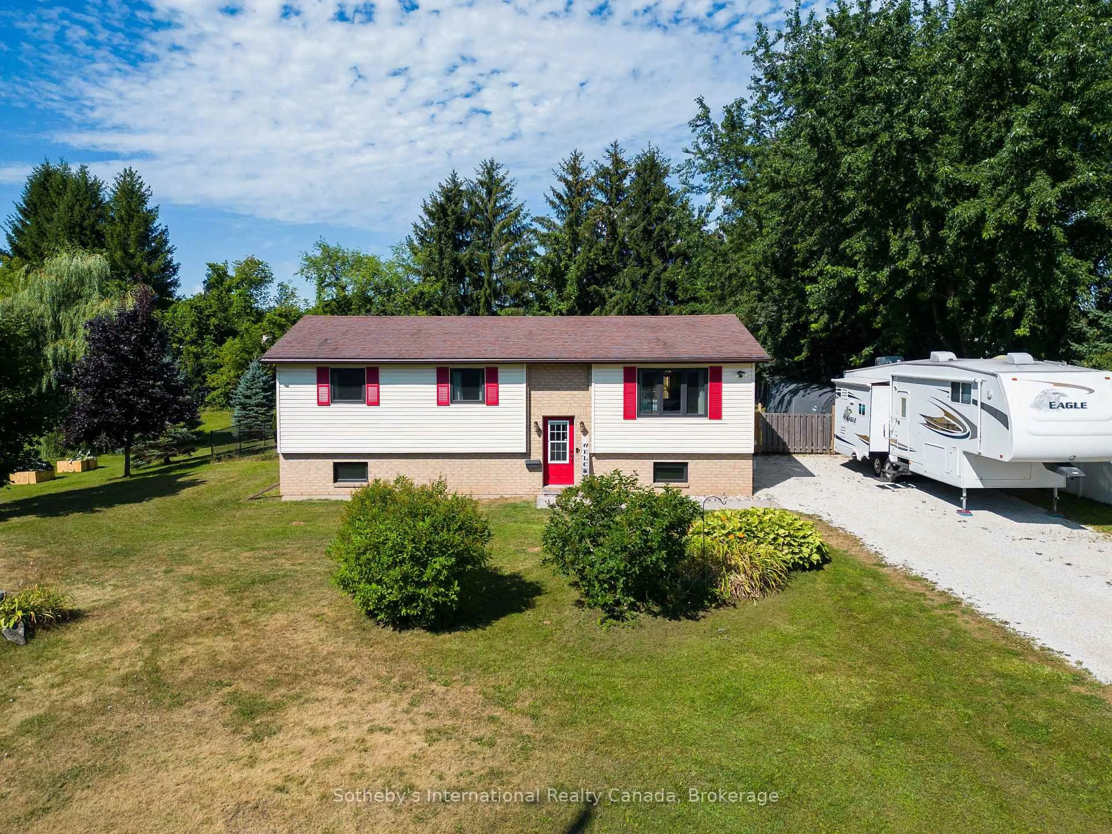 A pic from outside/outdoor area/front of a property/back of a property/a pic from drone, unknown for 140 Greenfield Dr, Meaford Ontario N4L 1W6