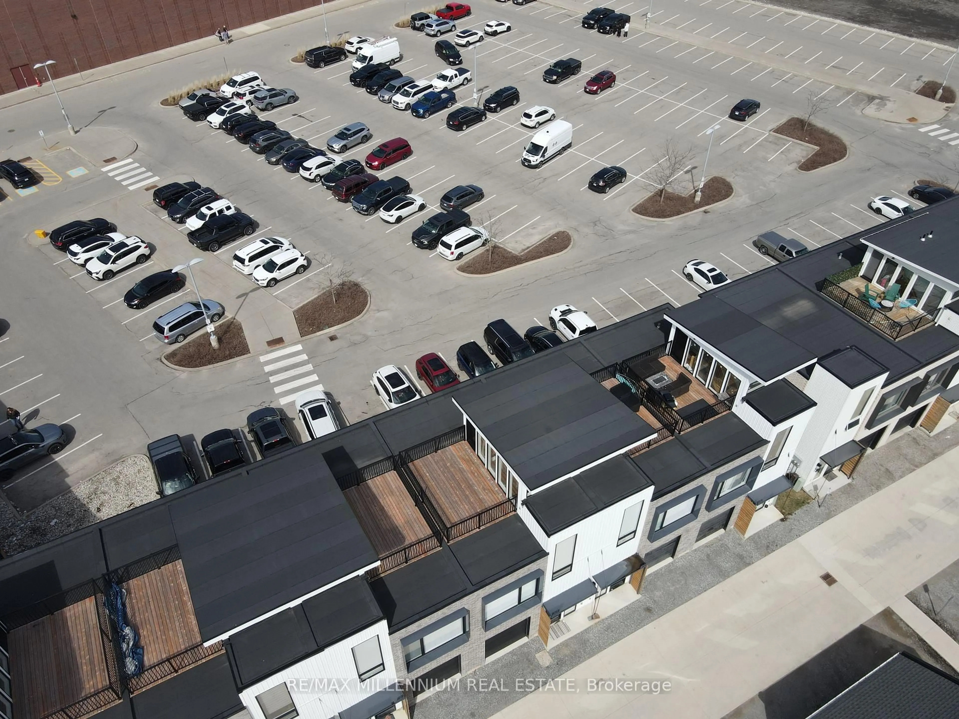 A pic from outside/outdoor area/front of a property/back of a property/a pic from drone, building for 37 Summerside Mews #23, Pelham Ontario L0S 1E6