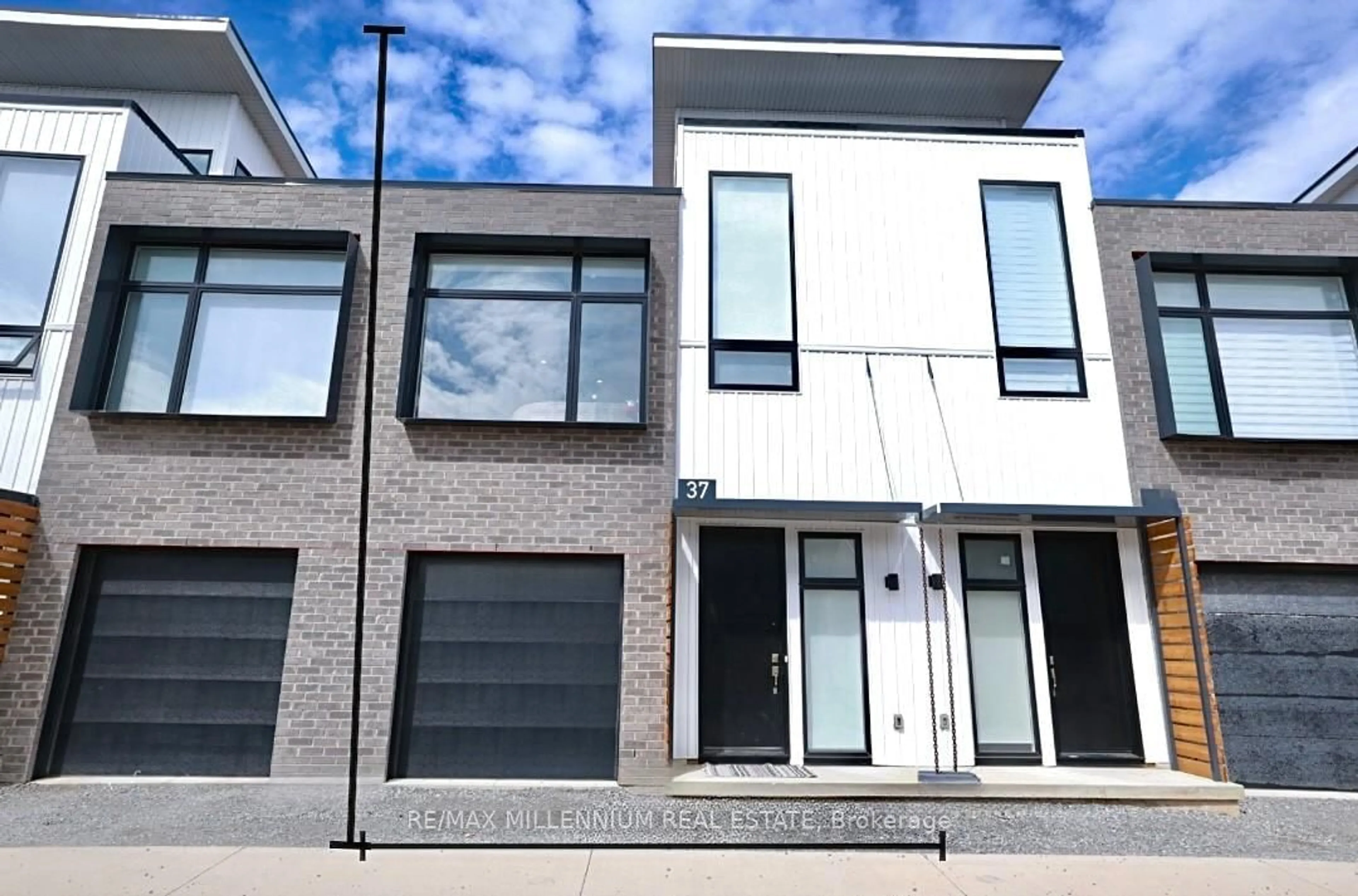 Home with brick exterior material, street for 37 Summerside Mews #23, Pelham Ontario L0S 1E6
