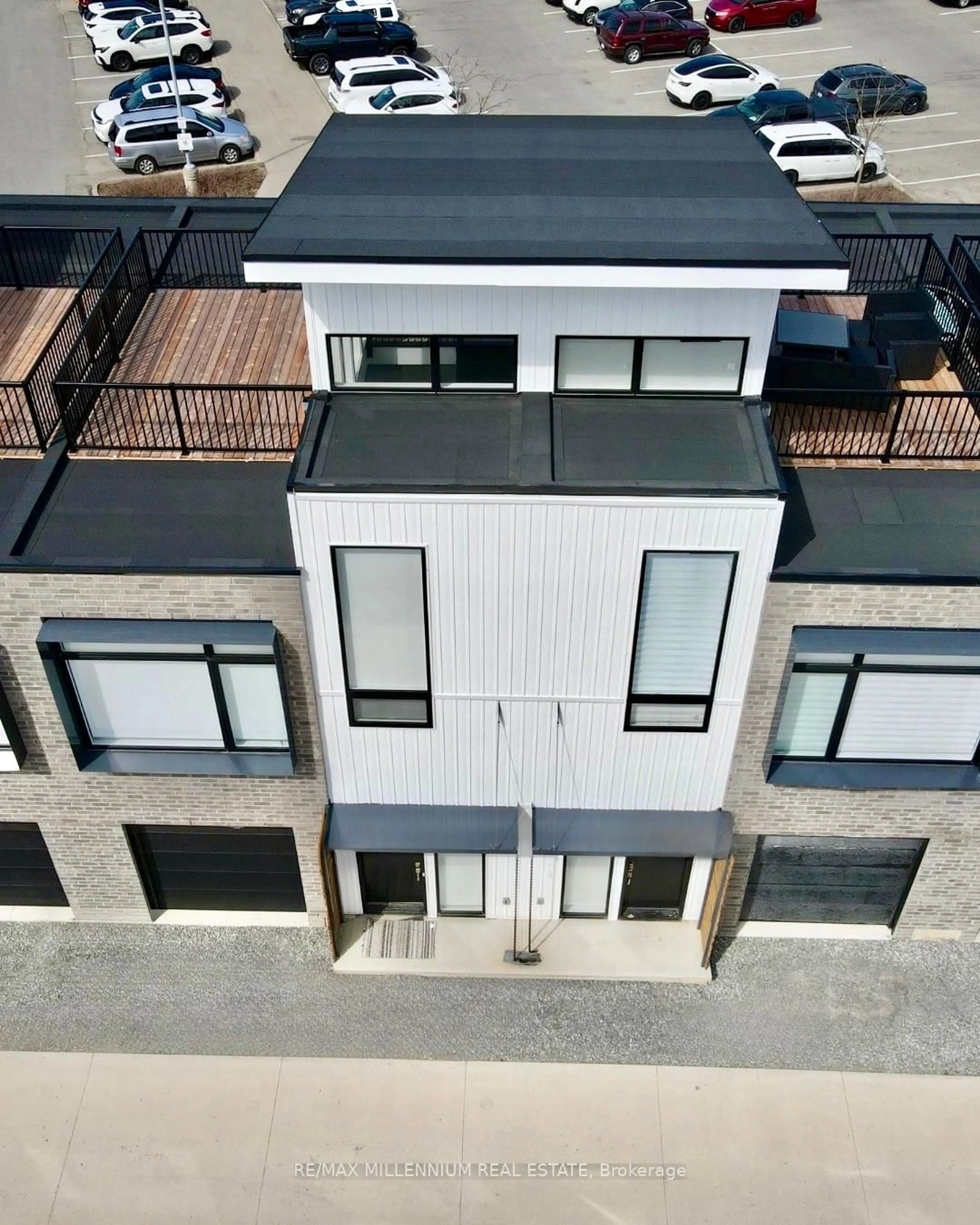 A pic from outside/outdoor area/front of a property/back of a property/a pic from drone, building for 37 Summerside Mews #23, Pelham Ontario L0S 1E6