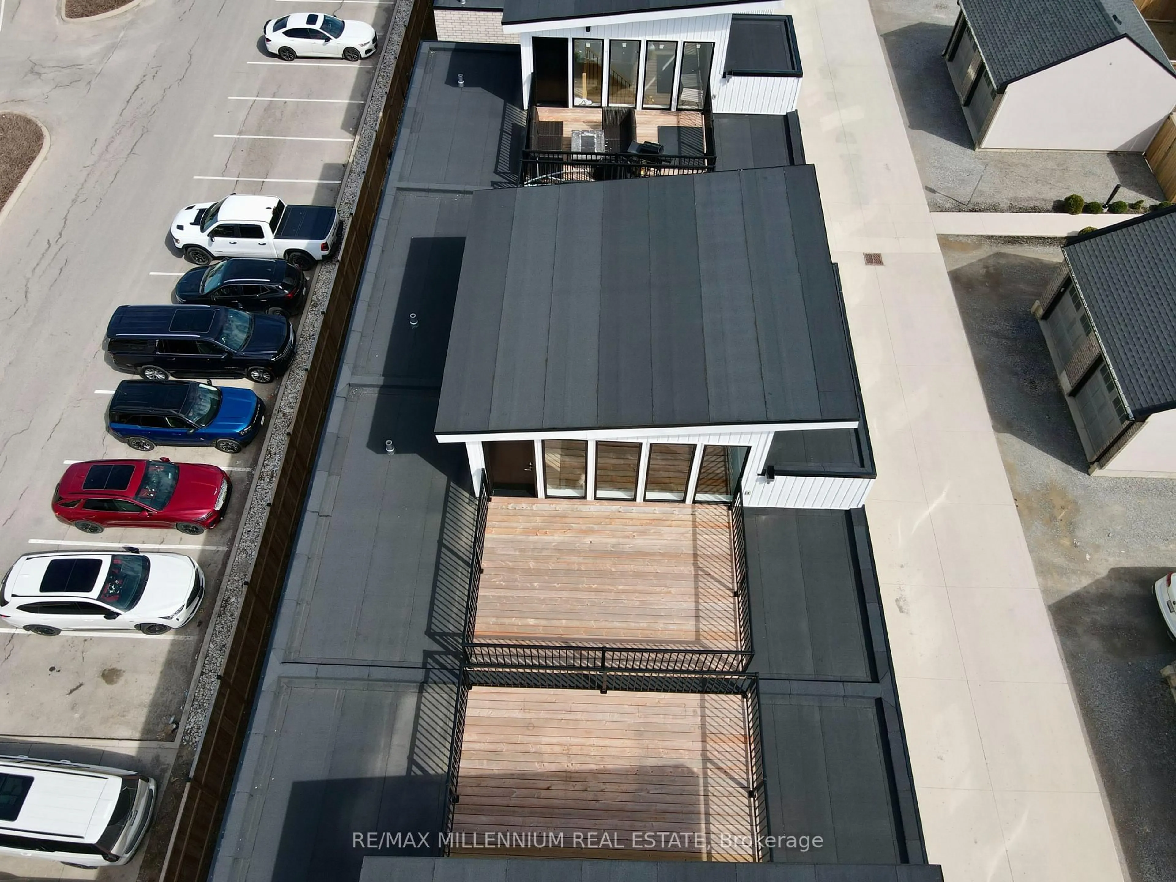 A pic from outside/outdoor area/front of a property/back of a property/a pic from drone, unknown for 37 Summerside Mews #23, Pelham Ontario L0S 1E6