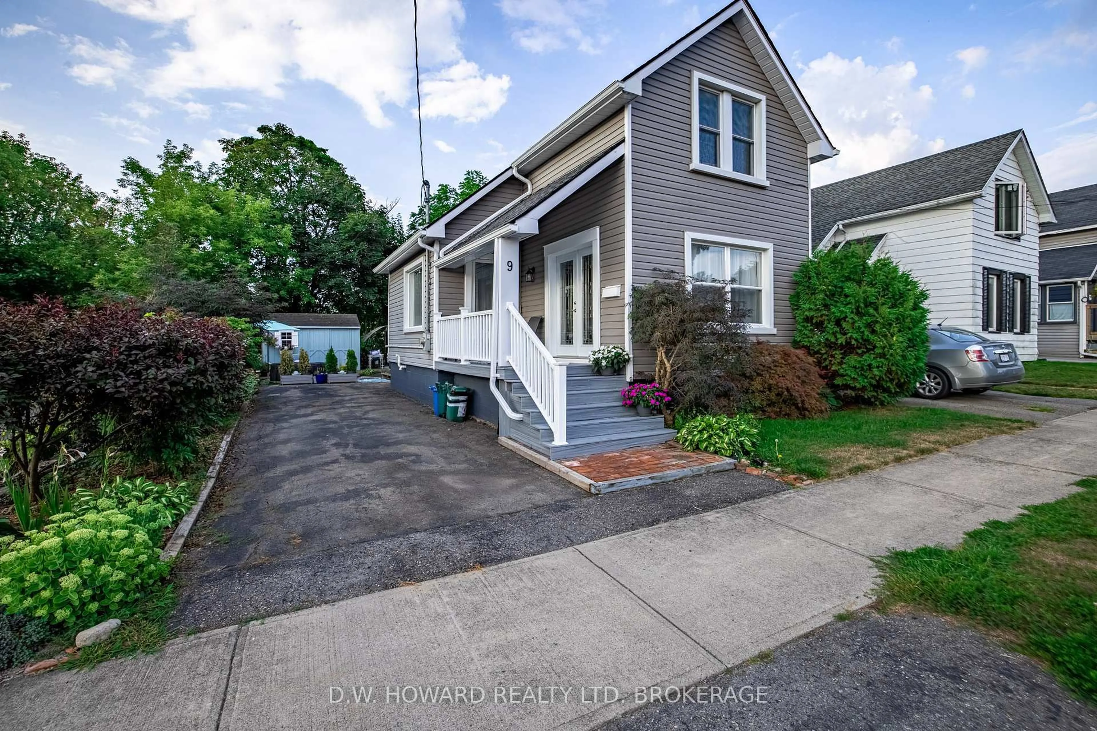 A pic from outside/outdoor area/front of a property/back of a property/a pic from drone, street for 9 Phipps St, Fort Erie Ontario L2A 2V1