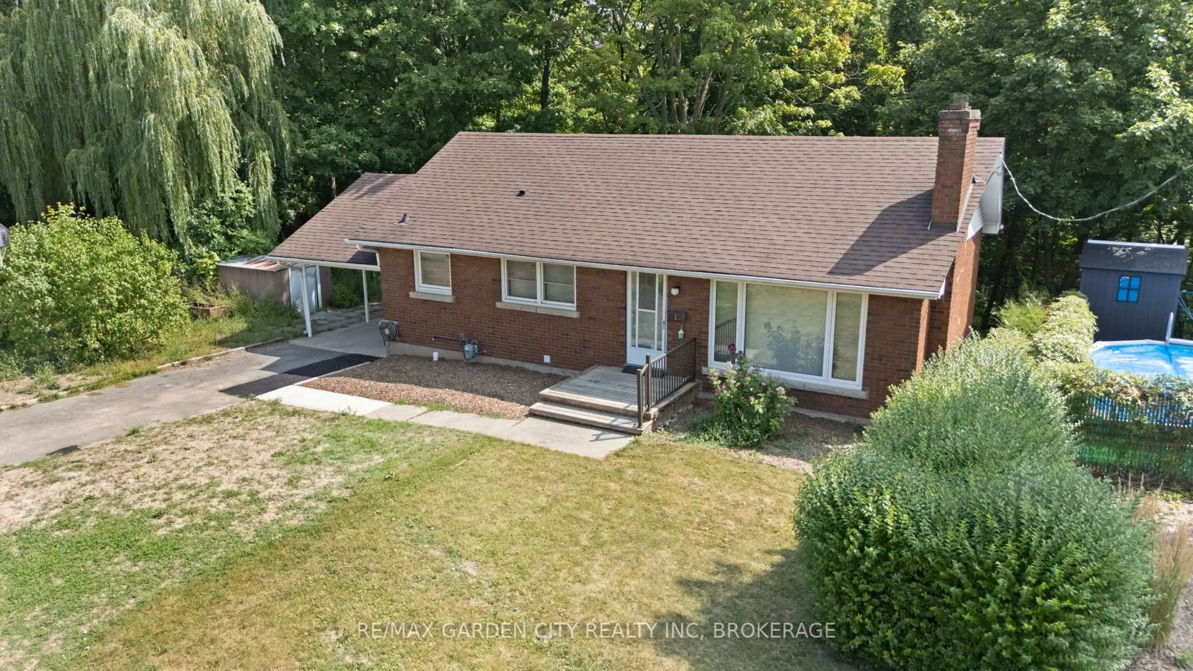 A pic from outside/outdoor area/front of a property/back of a property/a pic from drone, unknown for 1 Caroline St, St. Catharines Ontario L2T 3E9