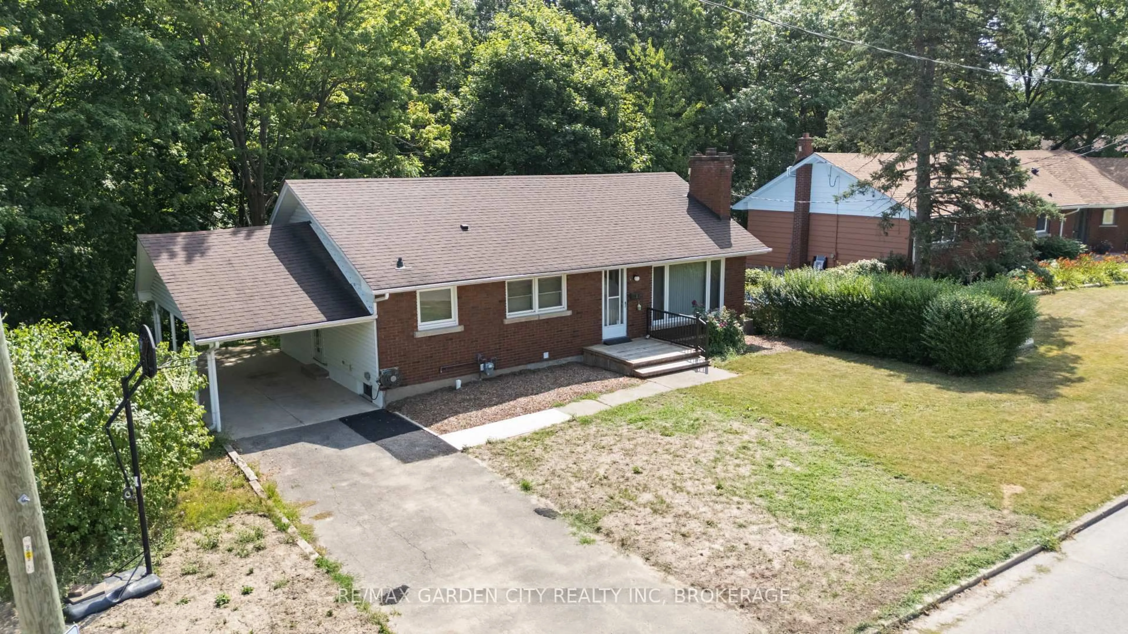 A pic from outside/outdoor area/front of a property/back of a property/a pic from drone, street for 1 Caroline St, St. Catharines Ontario L2T 3E9