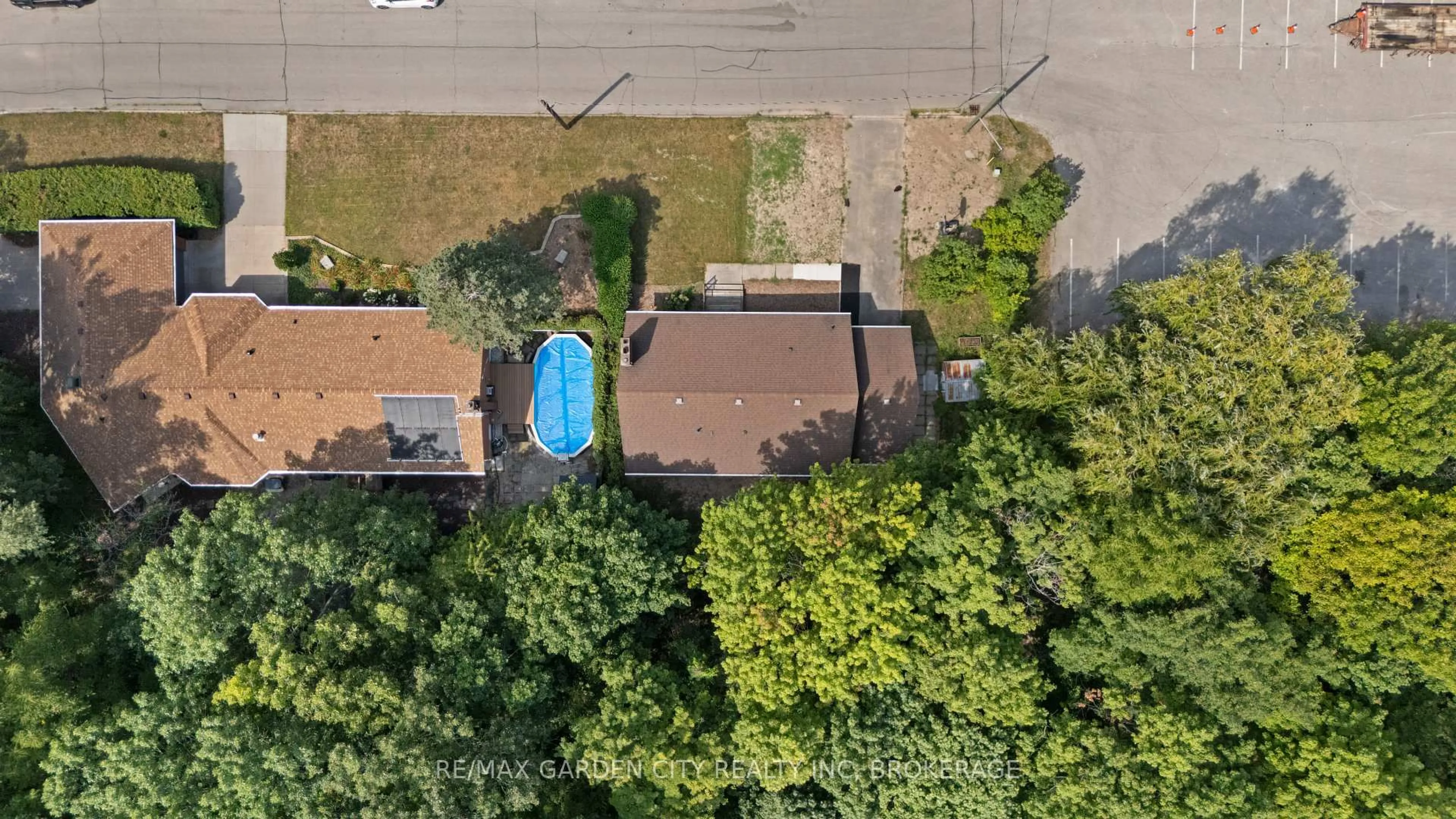 A pic from outside/outdoor area/front of a property/back of a property/a pic from drone, street for 1 Caroline St, St. Catharines Ontario L2T 3E9