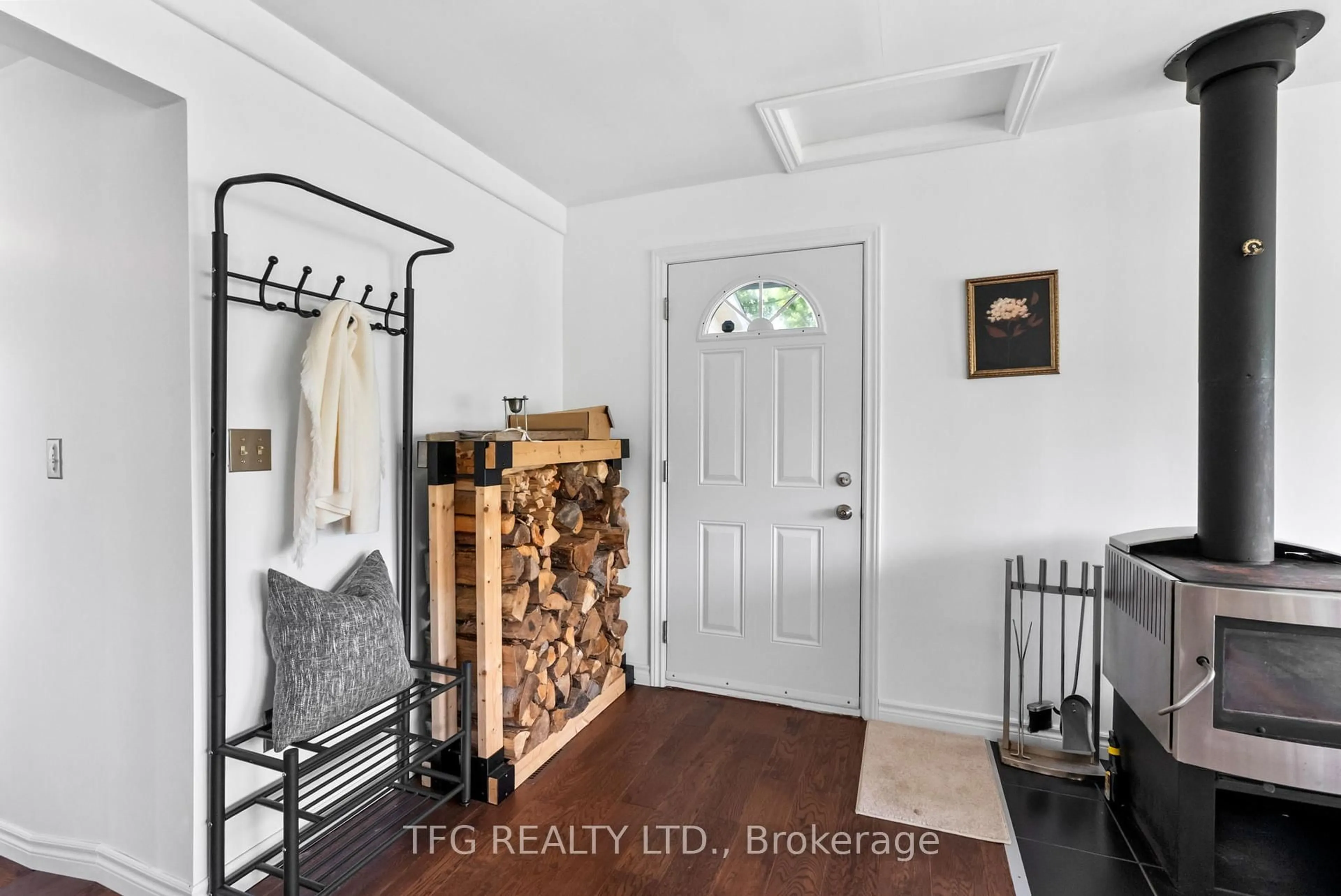 Indoor entryway for 53 Carlton Cres, Kawartha Lakes Ontario K0L 2W0