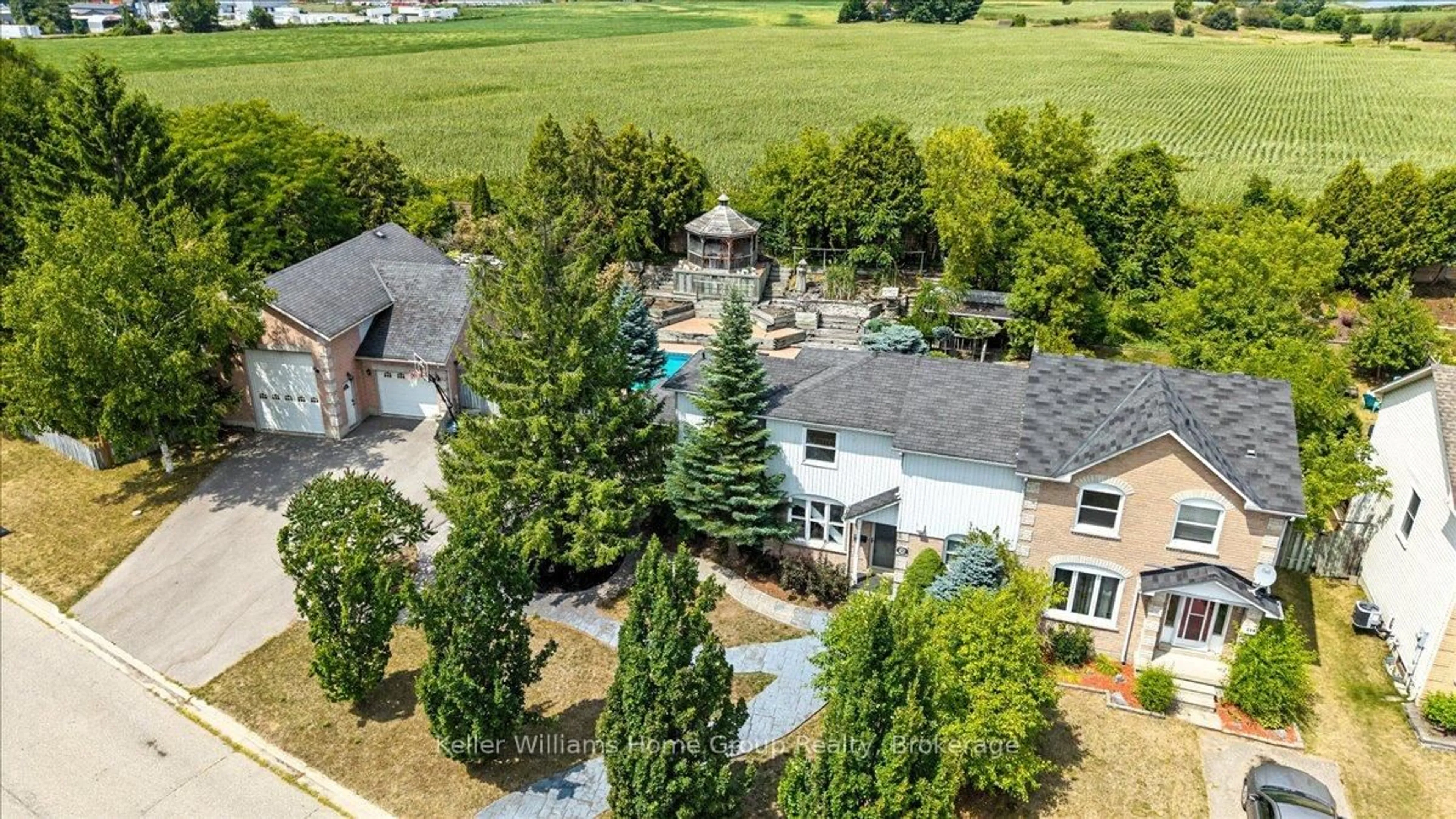 A pic from outside/outdoor area/front of a property/back of a property/a pic from drone, unknown for 212 Inglis St, North Dumfries Ontario N0B 1E0