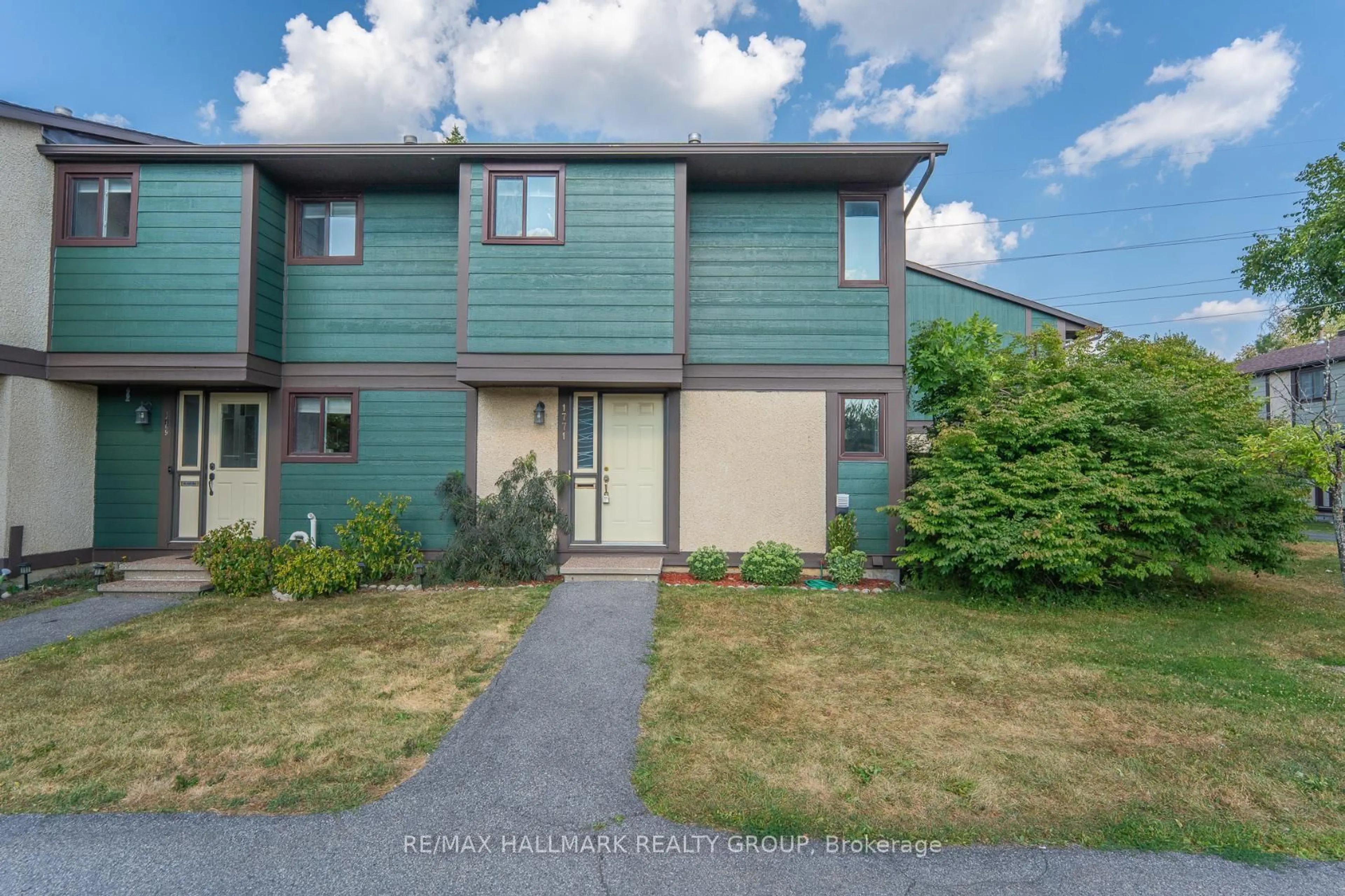 A pic from outside/outdoor area/front of a property/back of a property/a pic from drone, street for 1771 Meadowbrook Rd, Ottawa Ontario K1B 4W6