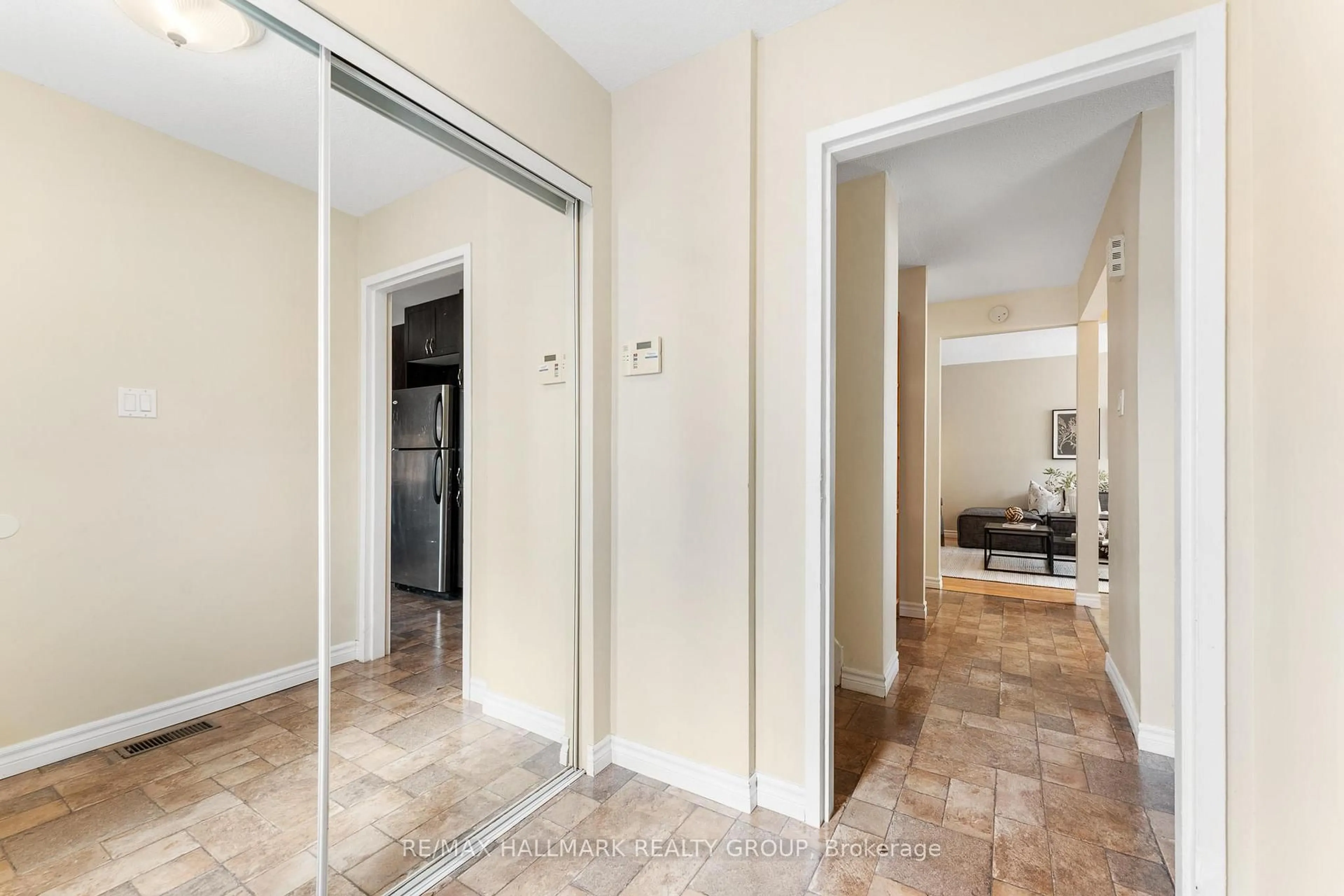 Indoor entryway for 1771 Meadowbrook Rd, Ottawa Ontario K1B 4W6