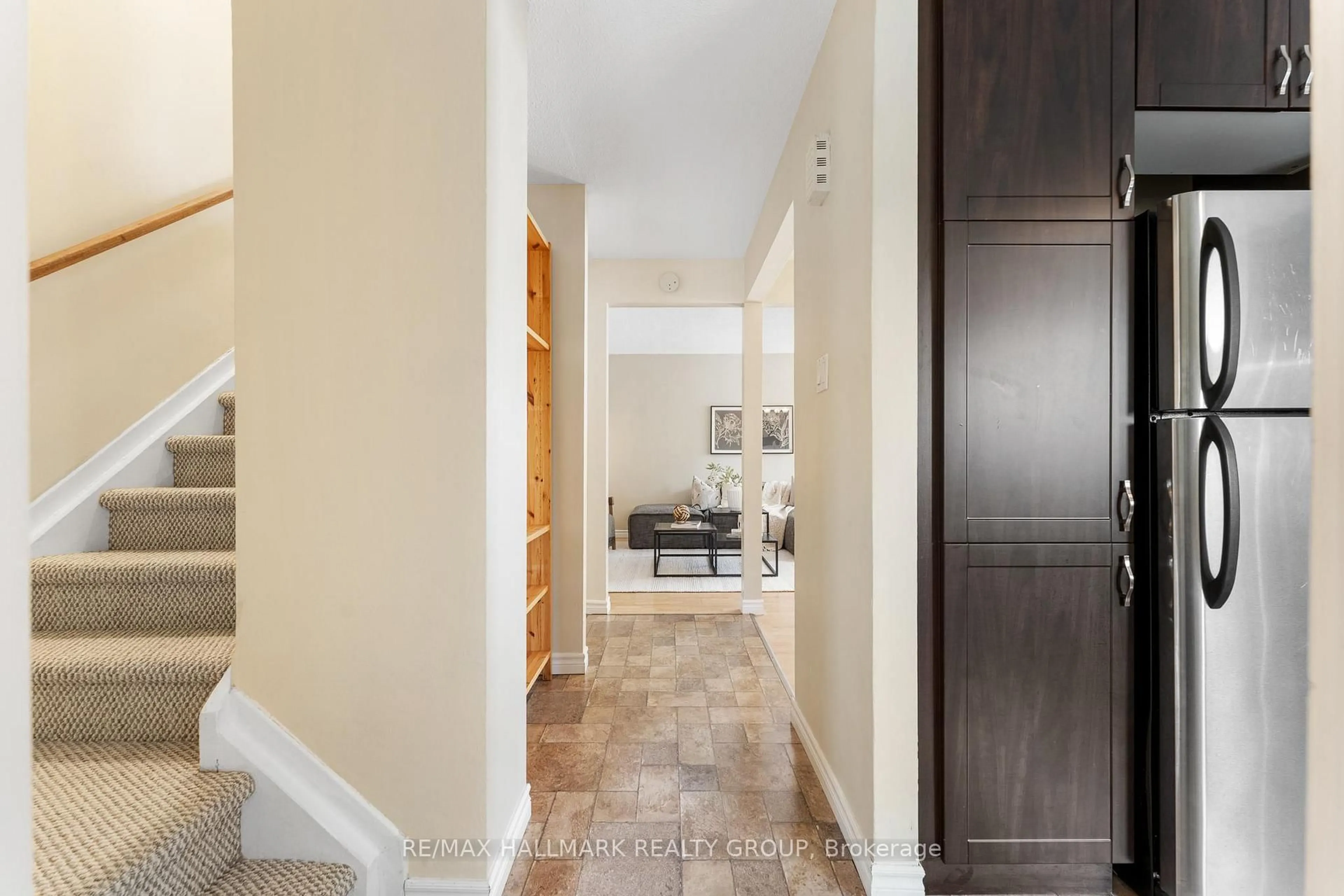 Indoor entryway for 1771 Meadowbrook Rd, Ottawa Ontario K1B 4W6