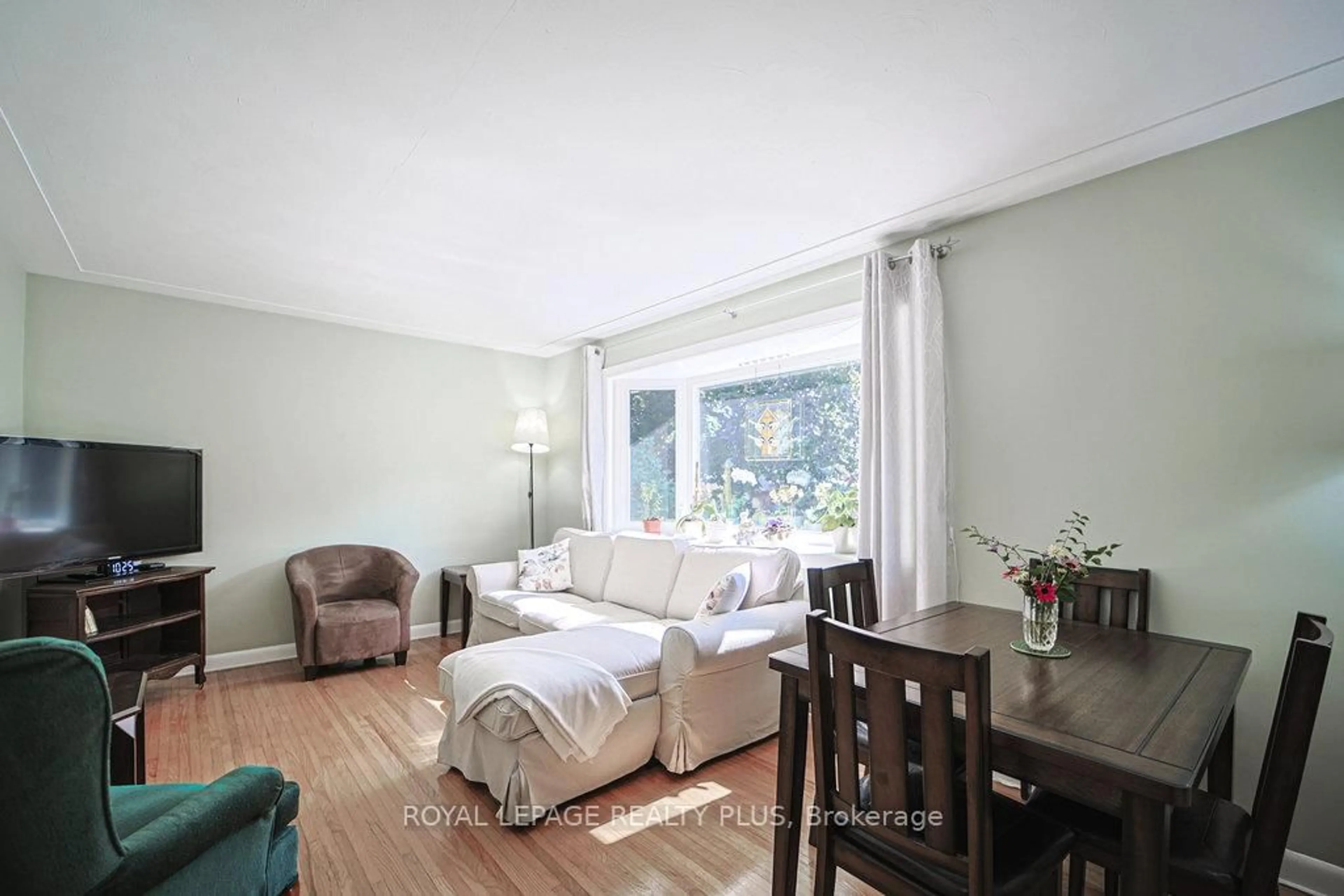Living room with furniture, wood/laminate floor for 316 Upper Paradise Rd, Hamilton Ontario L9C 5C4